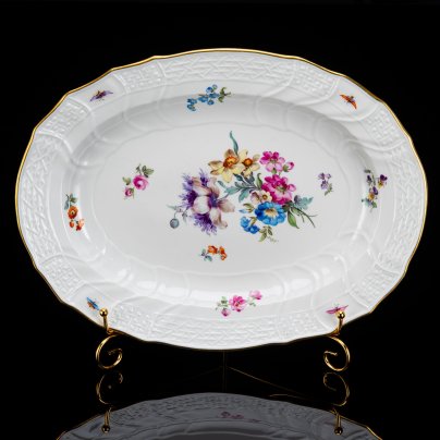 Блюдо овальной формы, украшенное цветочным декором