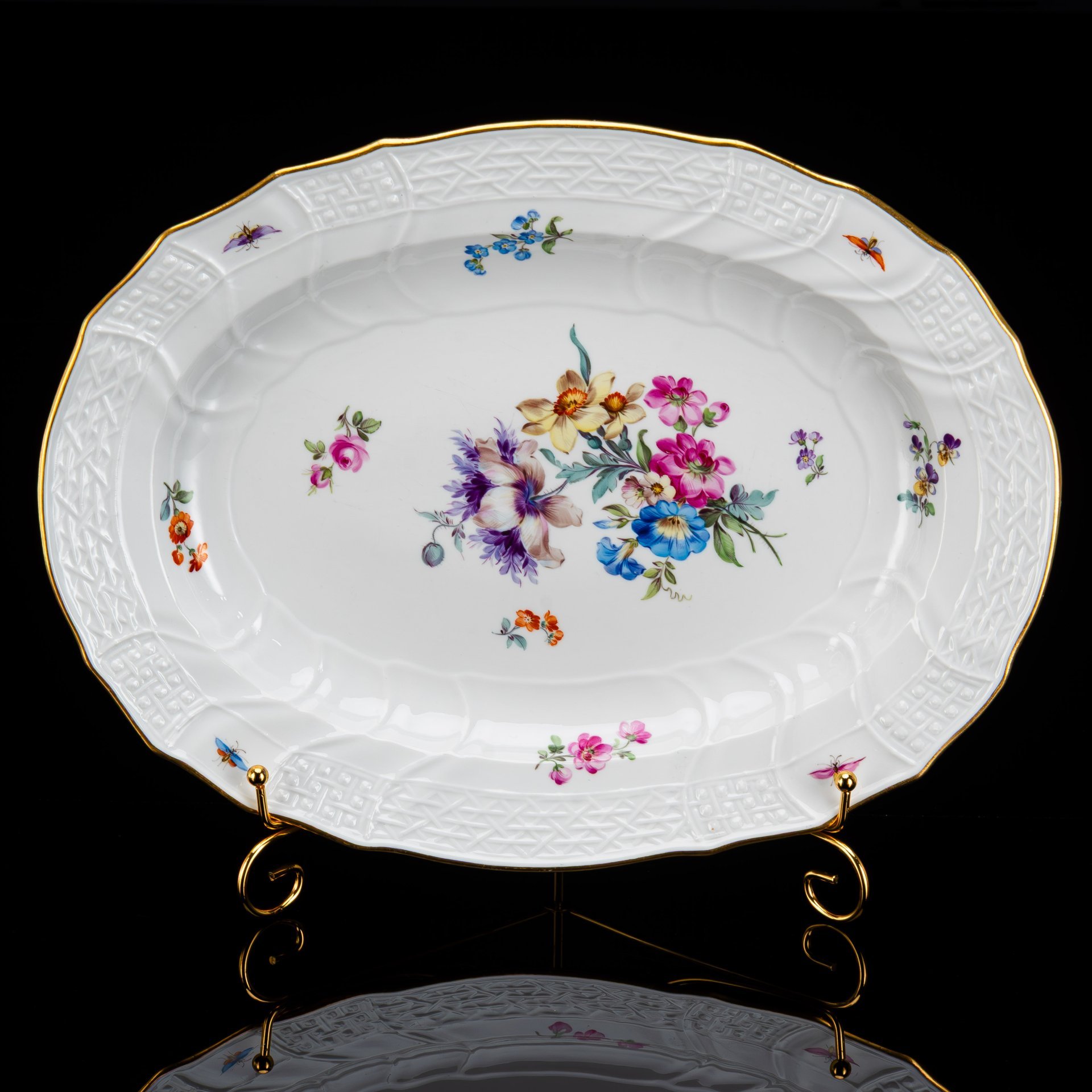 Блюдо овальной формы, украшенное цветочным декором