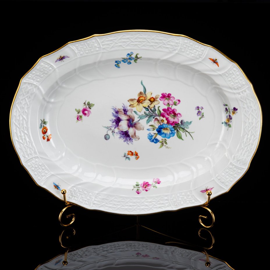 Блюдо овальной формы, украшенное цветочным декором