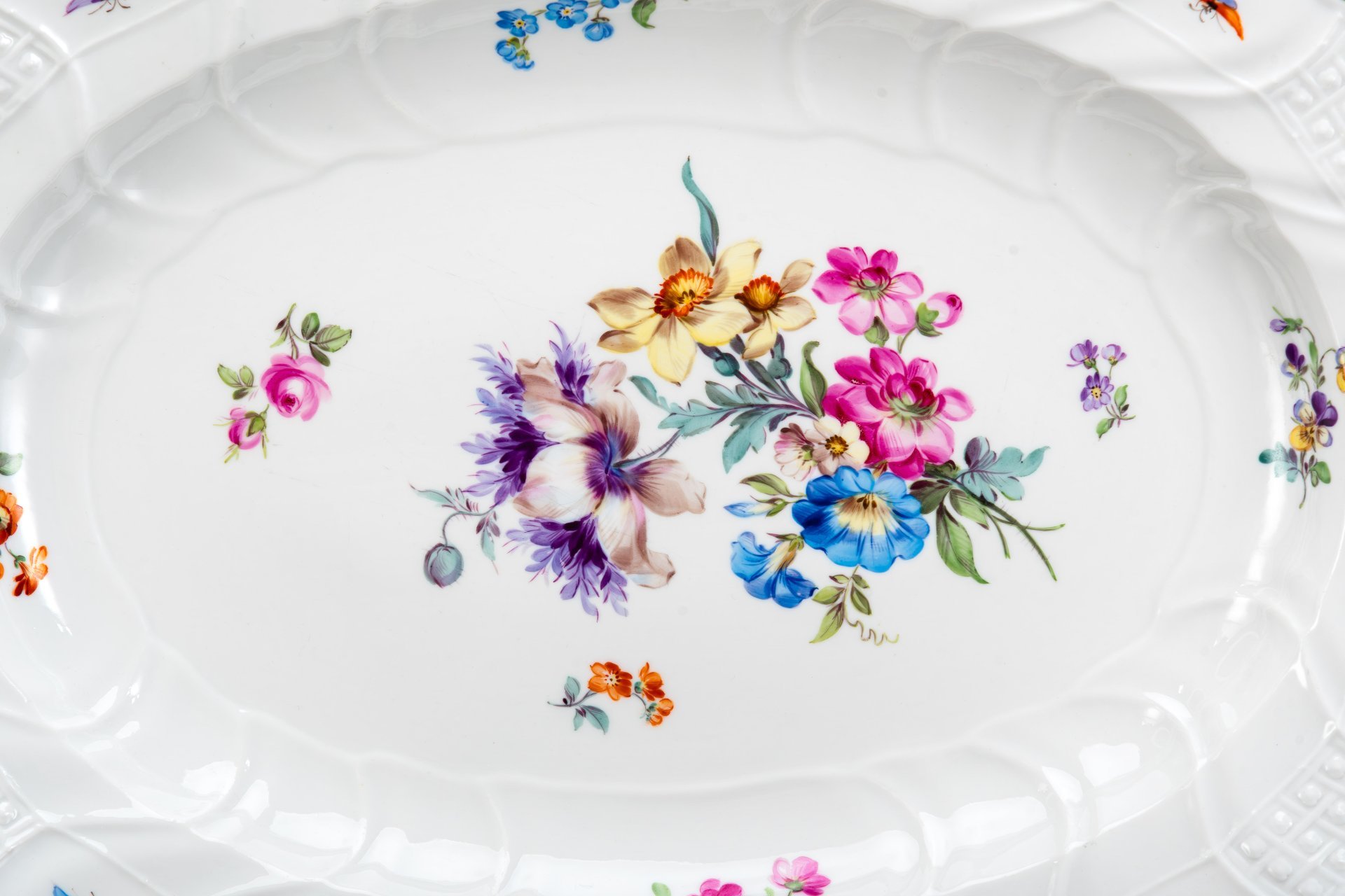Блюдо овальной формы, украшенное цветочным декором