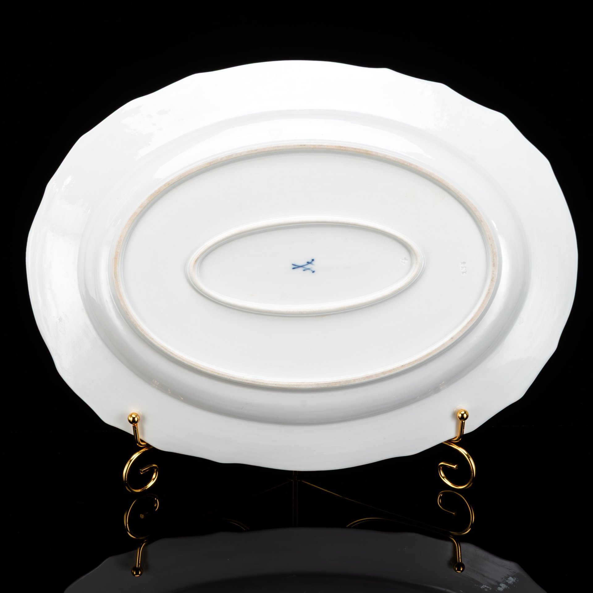 Блюдо овальной формы, украшенное цветочным декором