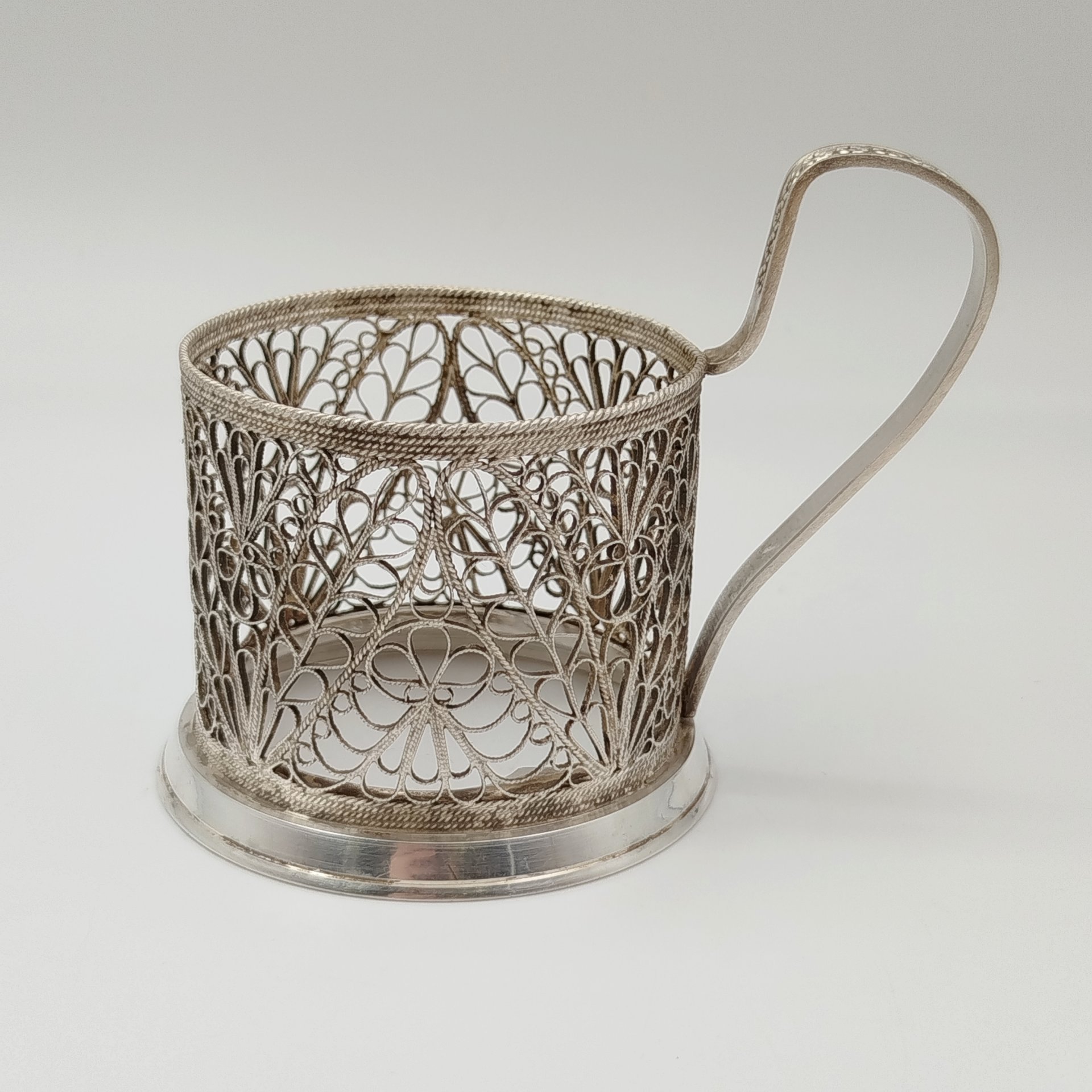 Подстаканник, выполненный в технике ажурной скани, мельхиор (медь-никель), Мстерская художественная фабрика  «Ювелир», СССР, 1979 г.