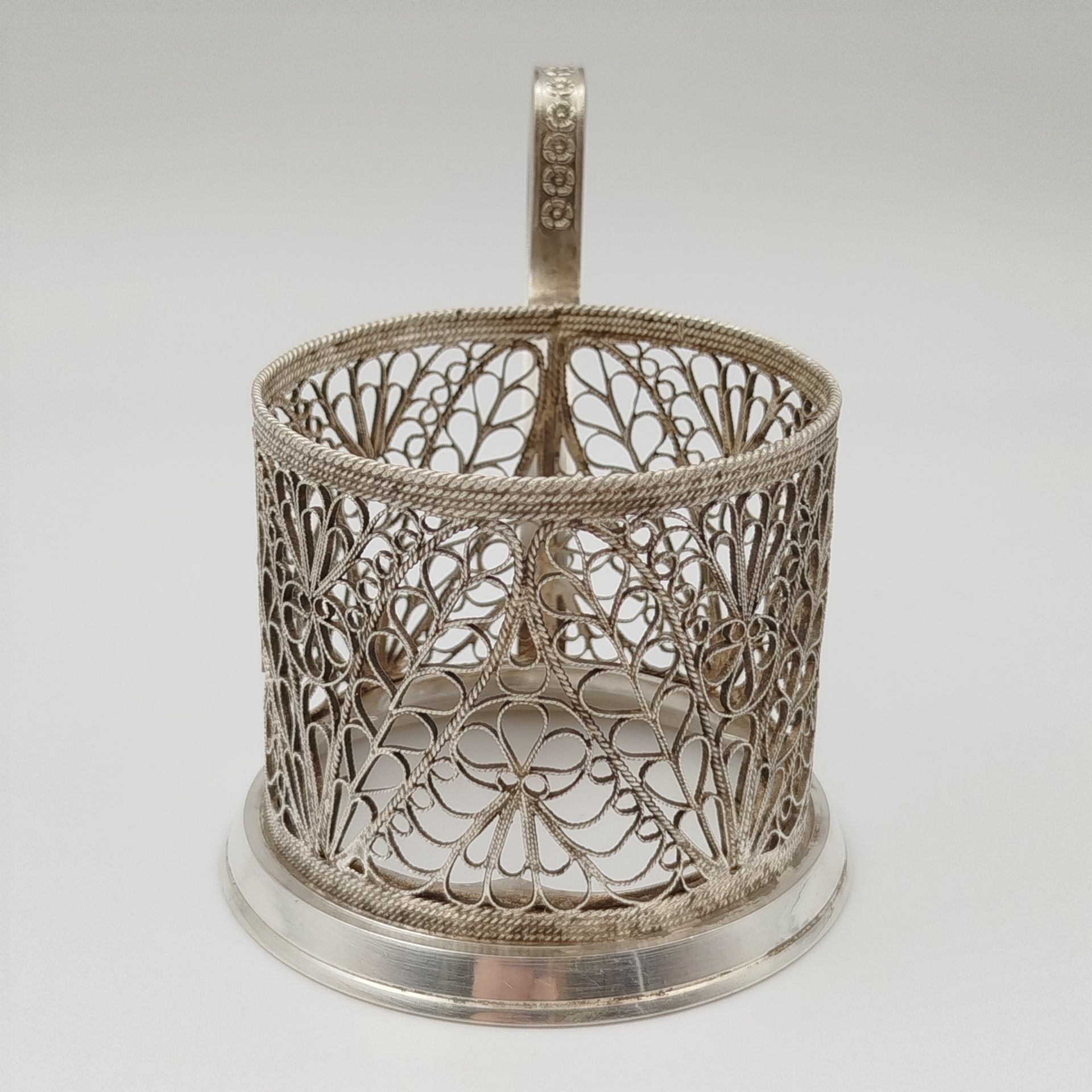 Подстаканник, выполненный в технике ажурной скани, мельхиор (медь-никель), Мстерская художественная фабрика  «Ювелир», СССР, 1979 г.