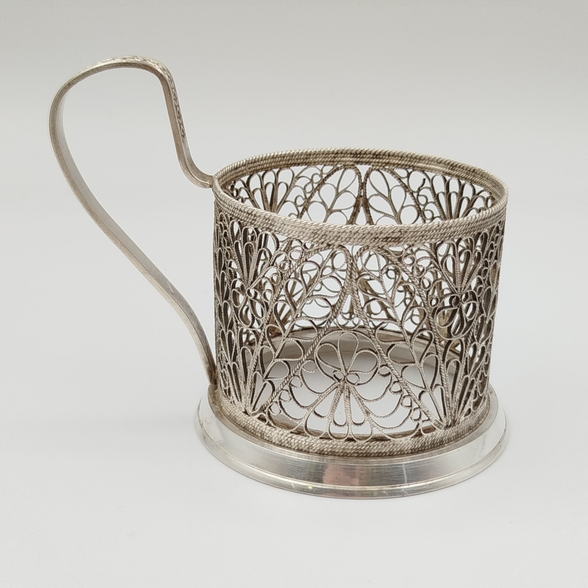 Подстаканник, выполненный в технике ажурной скани, мельхиор (медь-никель), Мстерская художественная фабрика  «Ювелир», СССР, 1979 г.