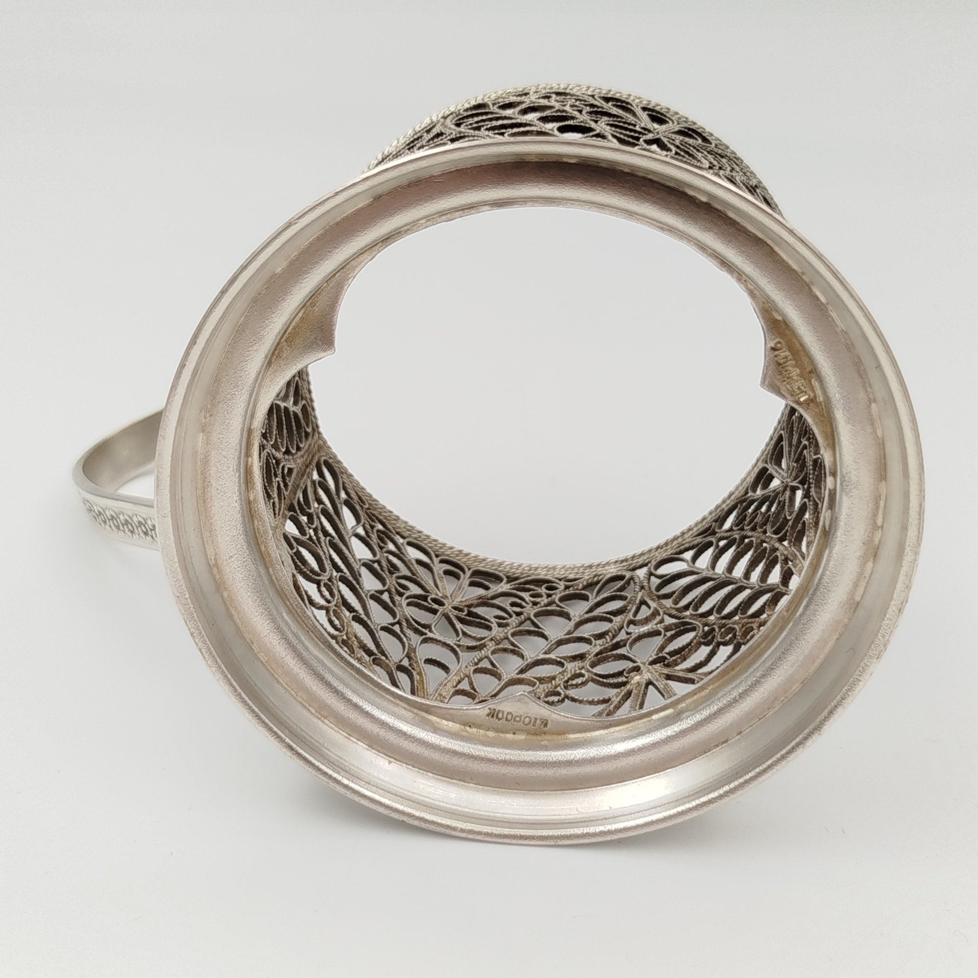 Подстаканник, выполненный в технике ажурной скани, мельхиор (медь-никель), Мстерская художественная фабрика  «Ювелир», СССР, 1979 г.