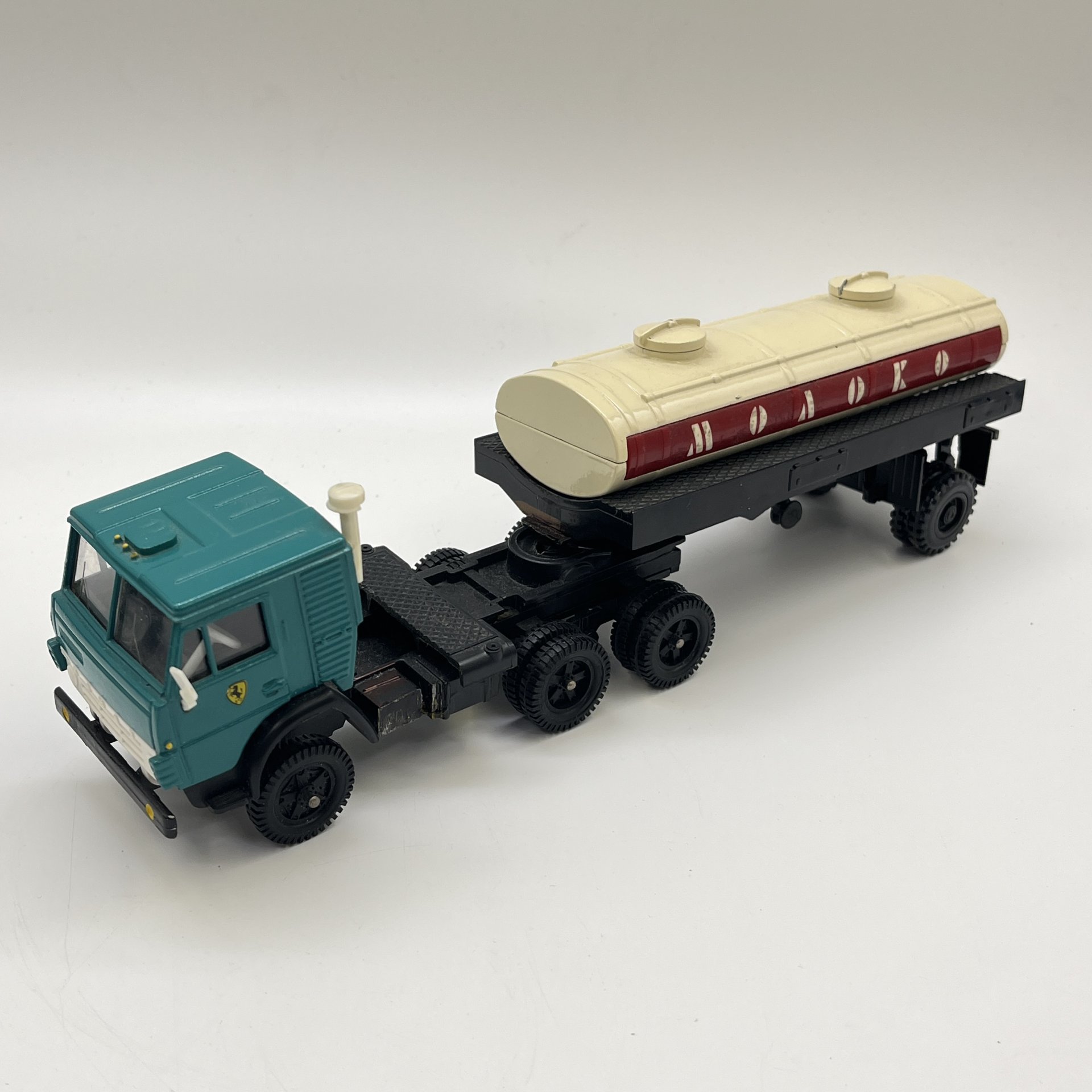 Масштабная модель автомобильная коллекционная "КАМАЗ 53212с цистерной для молока"