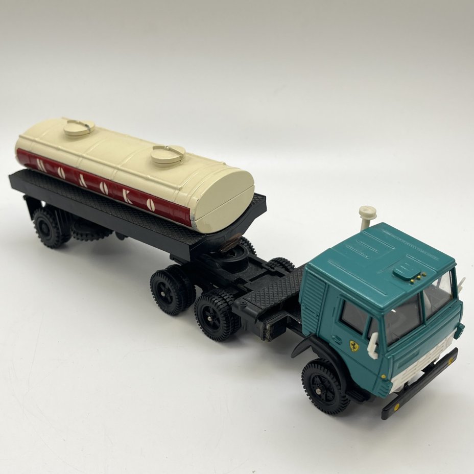 Масштабная модель автомобильная коллекционная "КАМАЗ 53212с цистерной для молока"