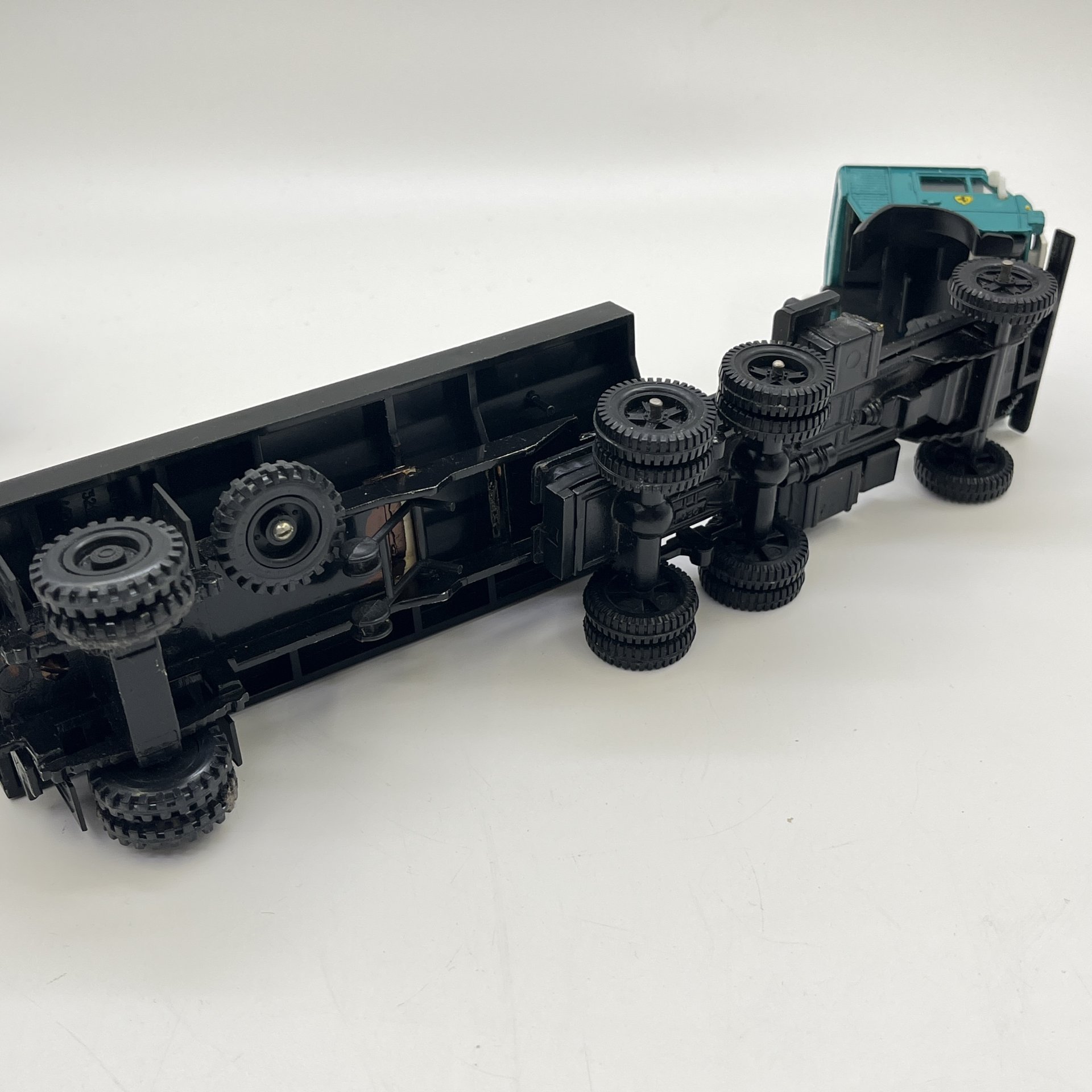 Масштабная модель автомобильная коллекционная "КАМАЗ 53212с цистерной для молока"