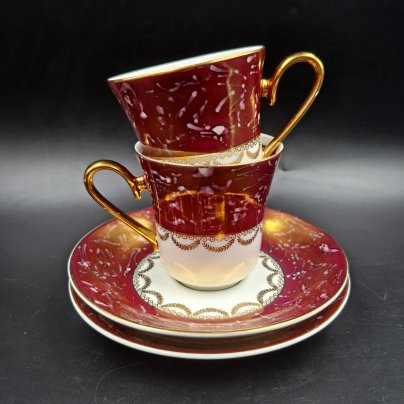 Набор из двух чайно-кофейных пар бордового цвета с декором в виде гирлянд, фарфор, крытье, люстр, золочение, Чехословакия, 1970-1990 гг.