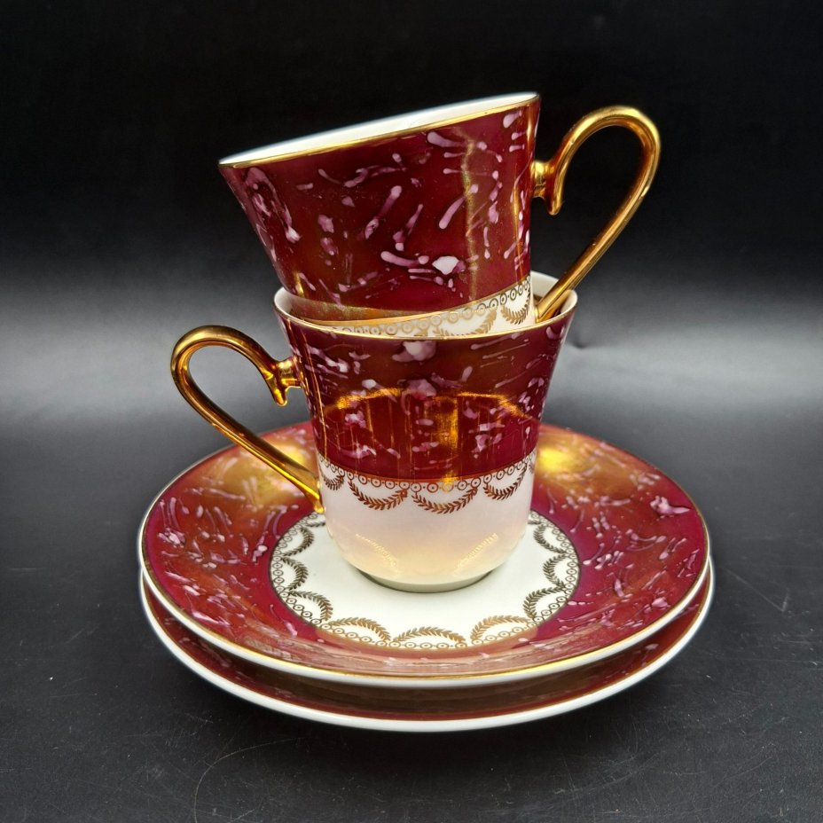 Набор из двух чайно-кофейных пар бордового цвета с декором в виде гирлянд, фарфор, крытье, люстр, золочение, Чехословакия, 1970-1990 гг.