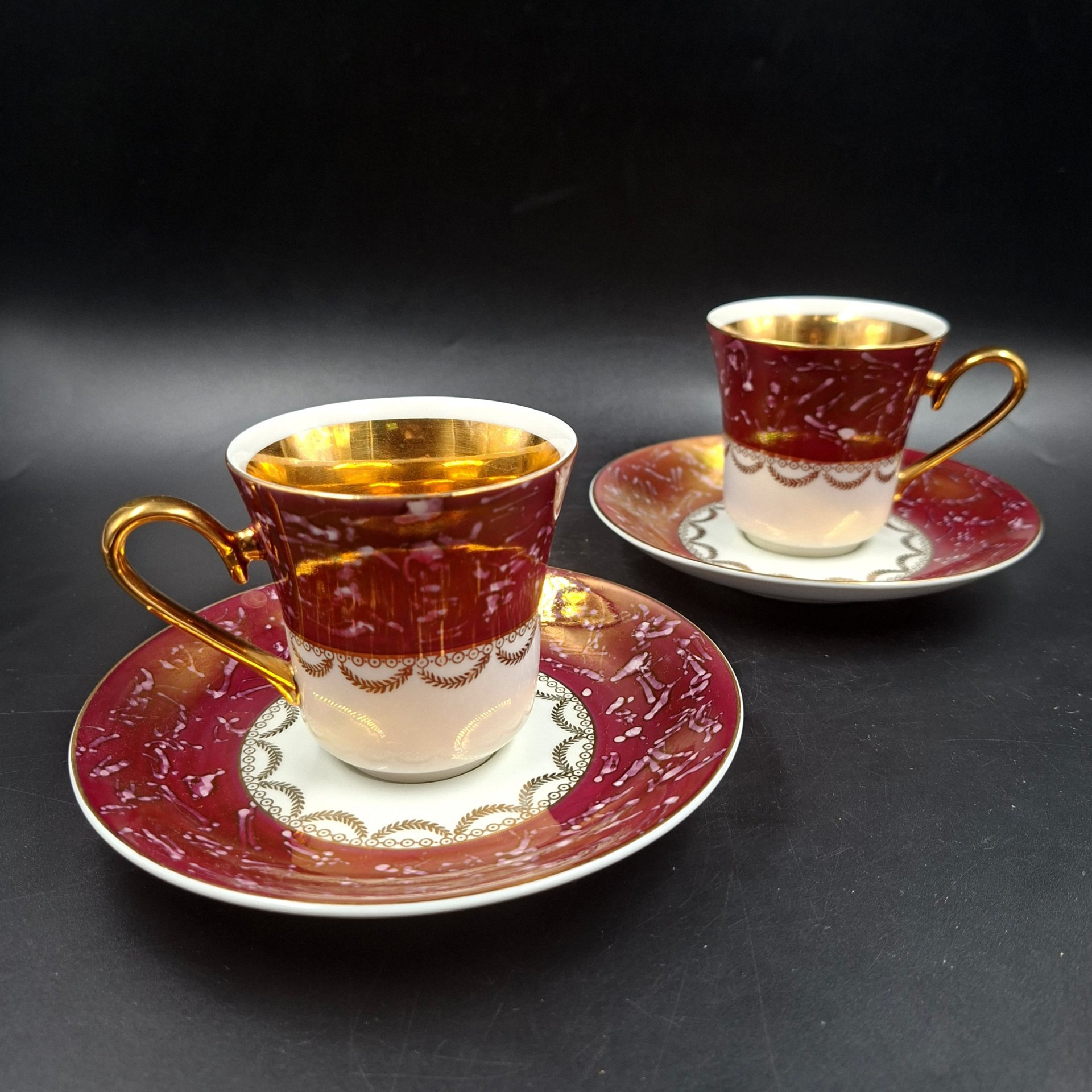 Набор из двух чайно-кофейных пар бордового цвета с декором в виде гирлянд, фарфор, крытье, люстр, золочение, Чехословакия, 1970-1990 гг.