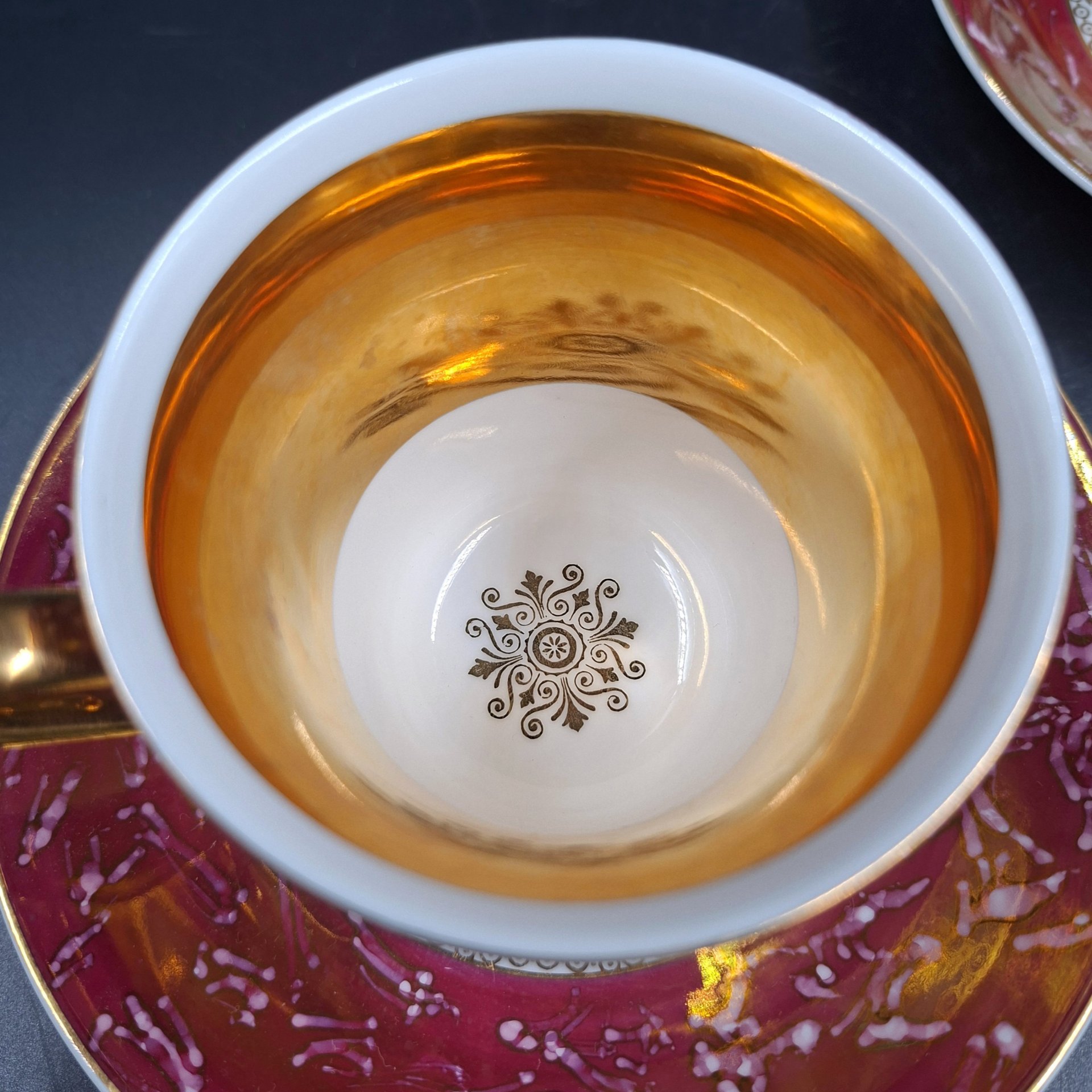 Набор из двух чайно-кофейных пар бордового цвета с декором в виде гирлянд, фарфор, крытье, люстр, золочение, Чехословакия, 1970-1990 гг.