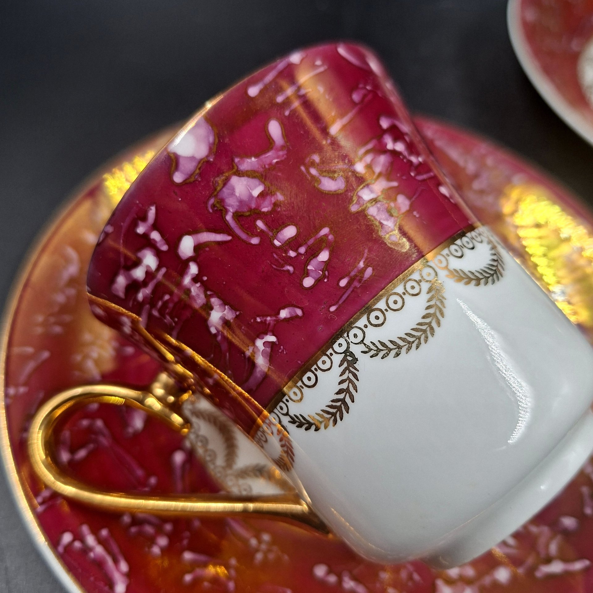 Набор из двух чайно-кофейных пар бордового цвета с декором в виде гирлянд, фарфор, крытье, люстр, золочение, Чехословакия, 1970-1990 гг.