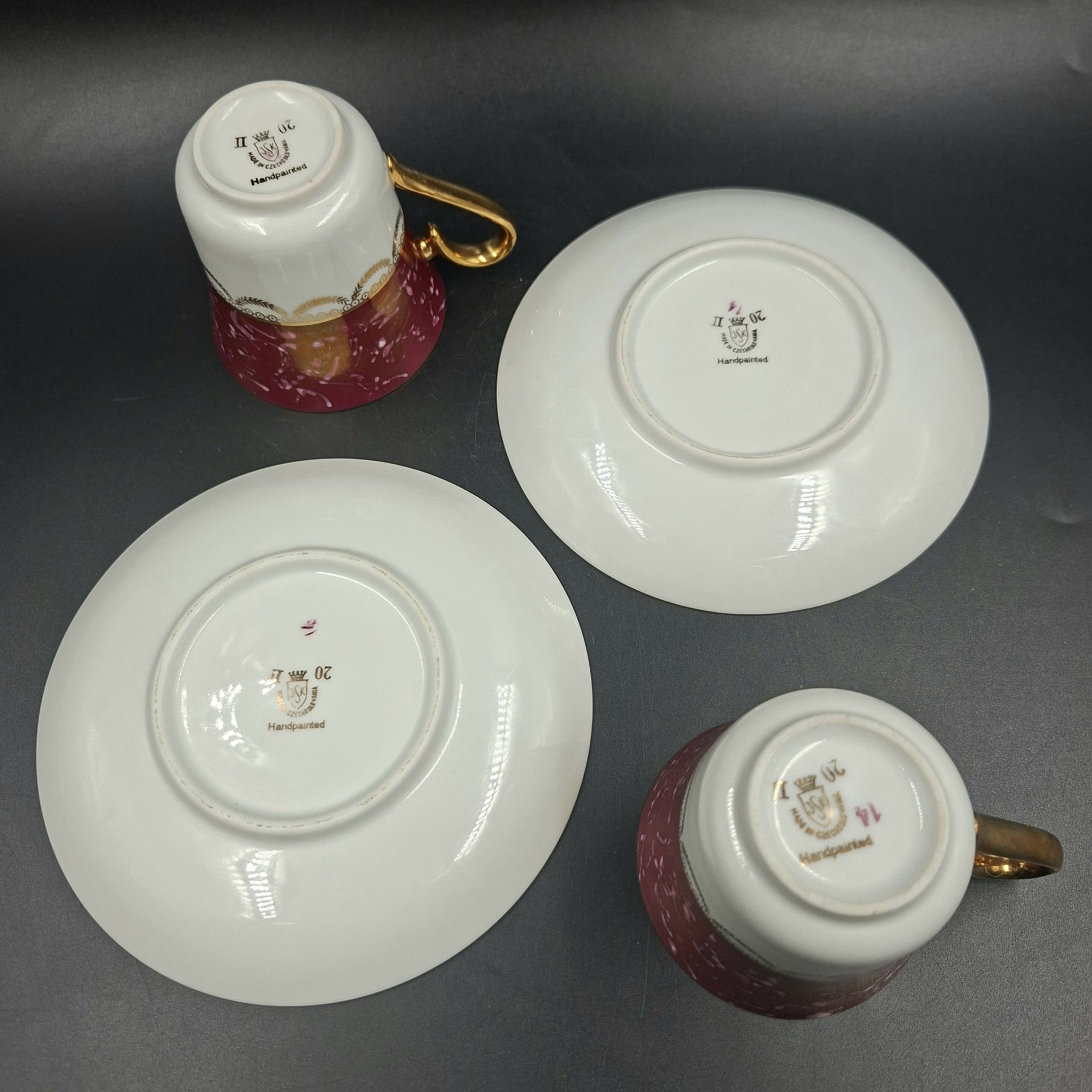 Набор из двух чайно-кофейных пар бордового цвета с декором в виде гирлянд, фарфор, крытье, люстр, золочение, Чехословакия, 1970-1990 гг.