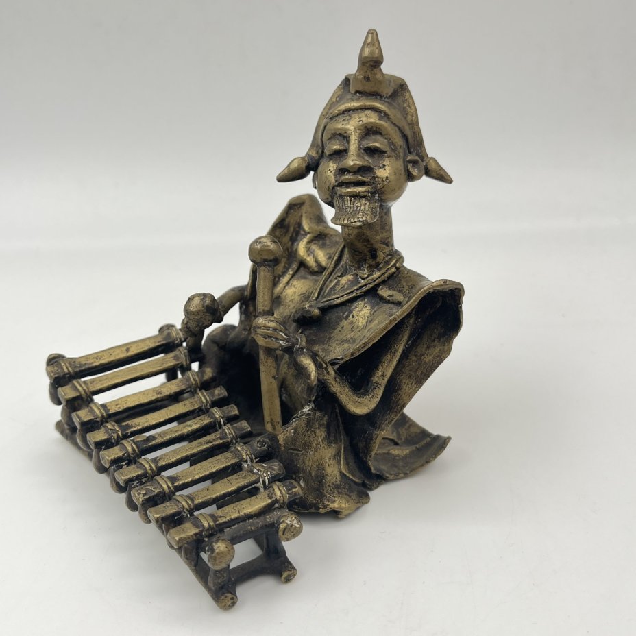 Скульптура "Музыкант, играющий на металлофоне" ("Ударник")