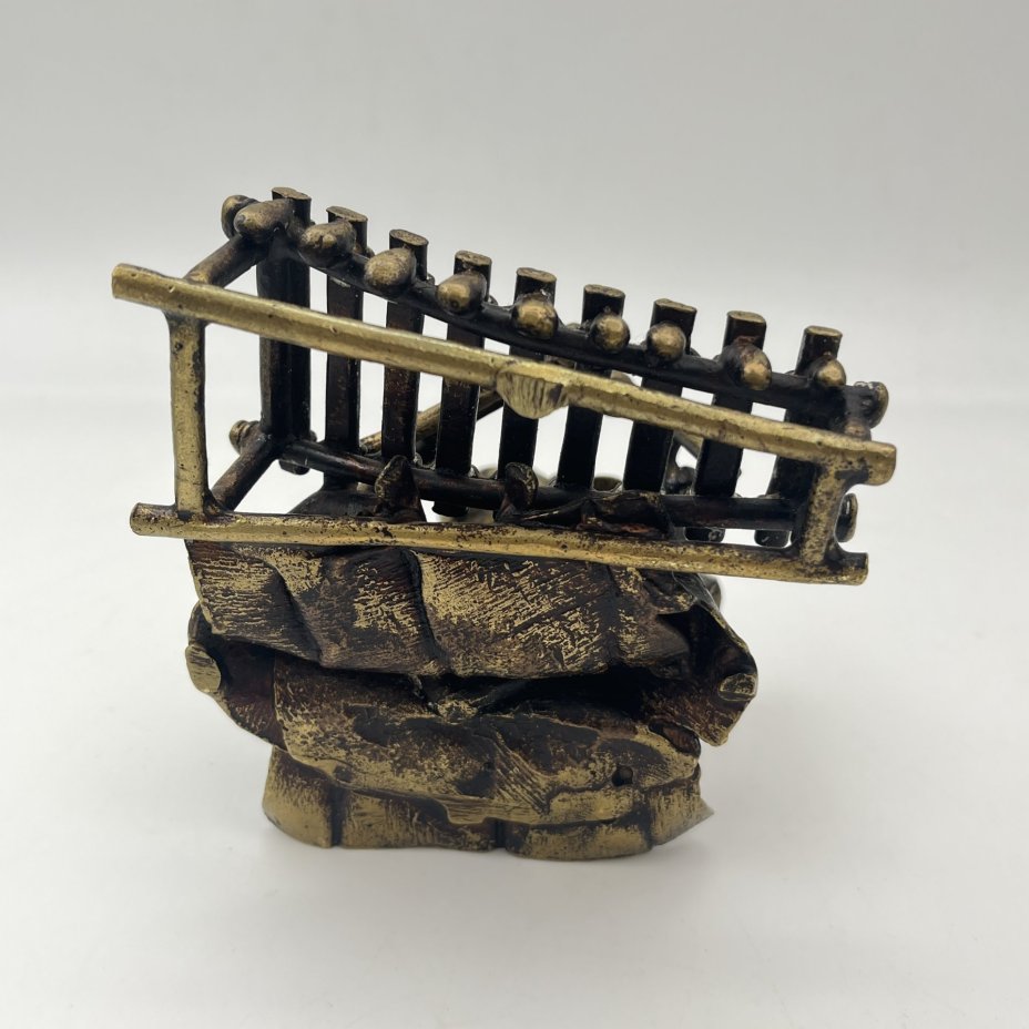 Скульптура "Музыкант, играющий на металлофоне" ("Ударник")