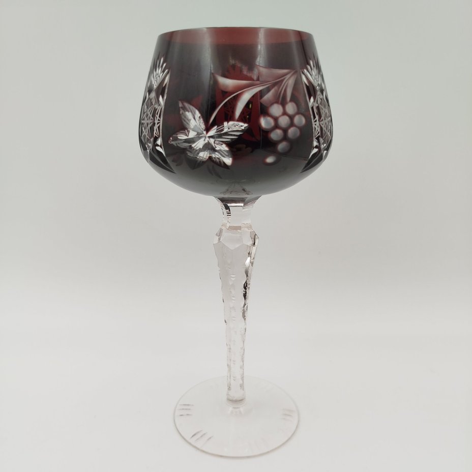 Бокал винный рубинового оттена с резным декором в виде винограда