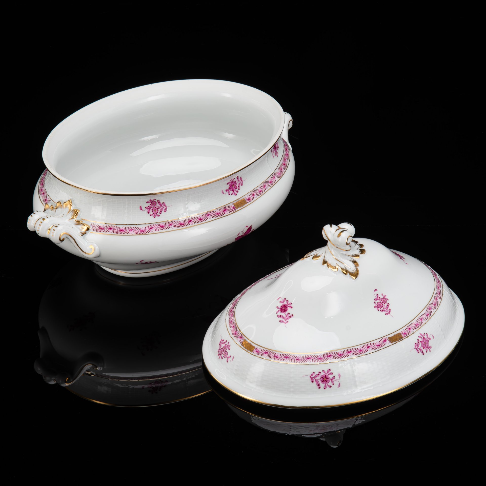 Супница, выполненная в фирменном дизайне "Chinese Bouquet/Apponyi Purpur"