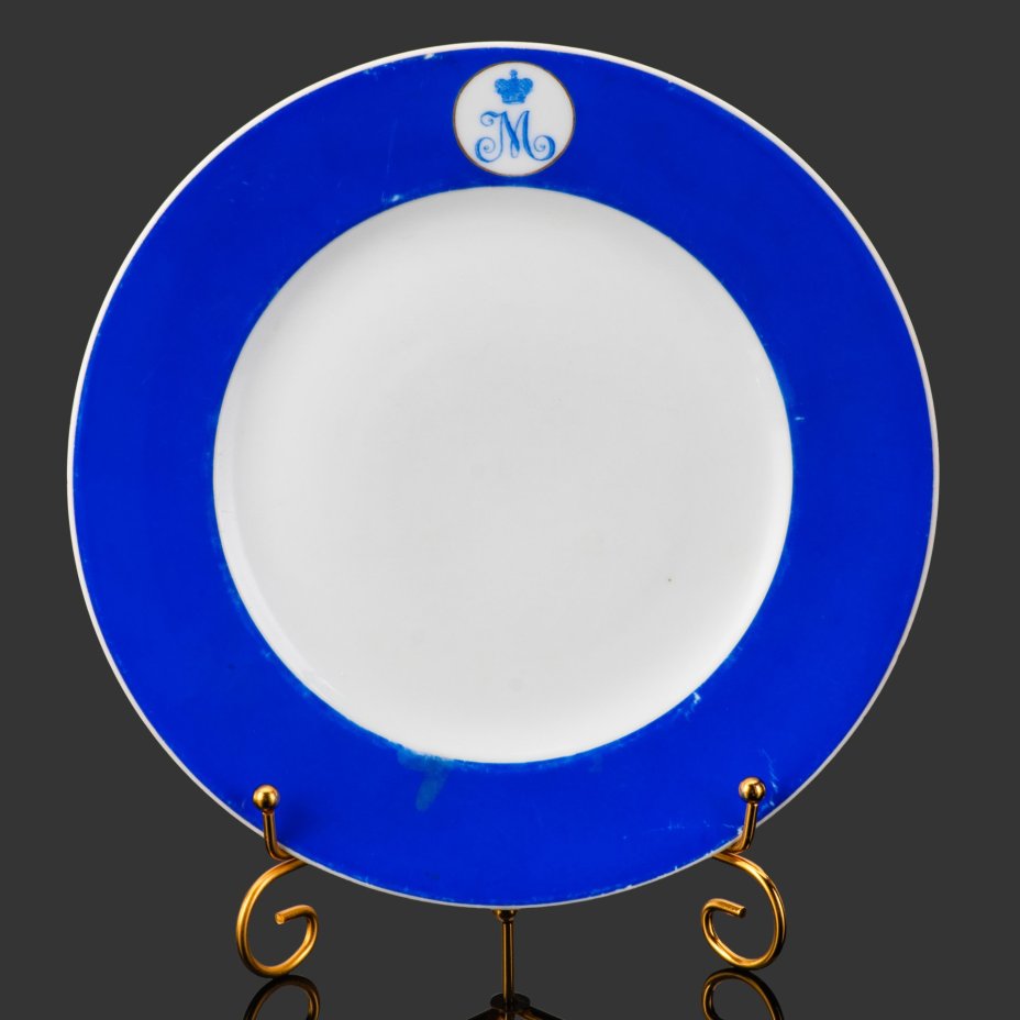 Тарелка обеденная с монограммой "М" под царской короной, фарфор, крытье, роспись, золочение, Фарфоровый завод братьев Корниловых, Российская империя, 1884-1917 гг.