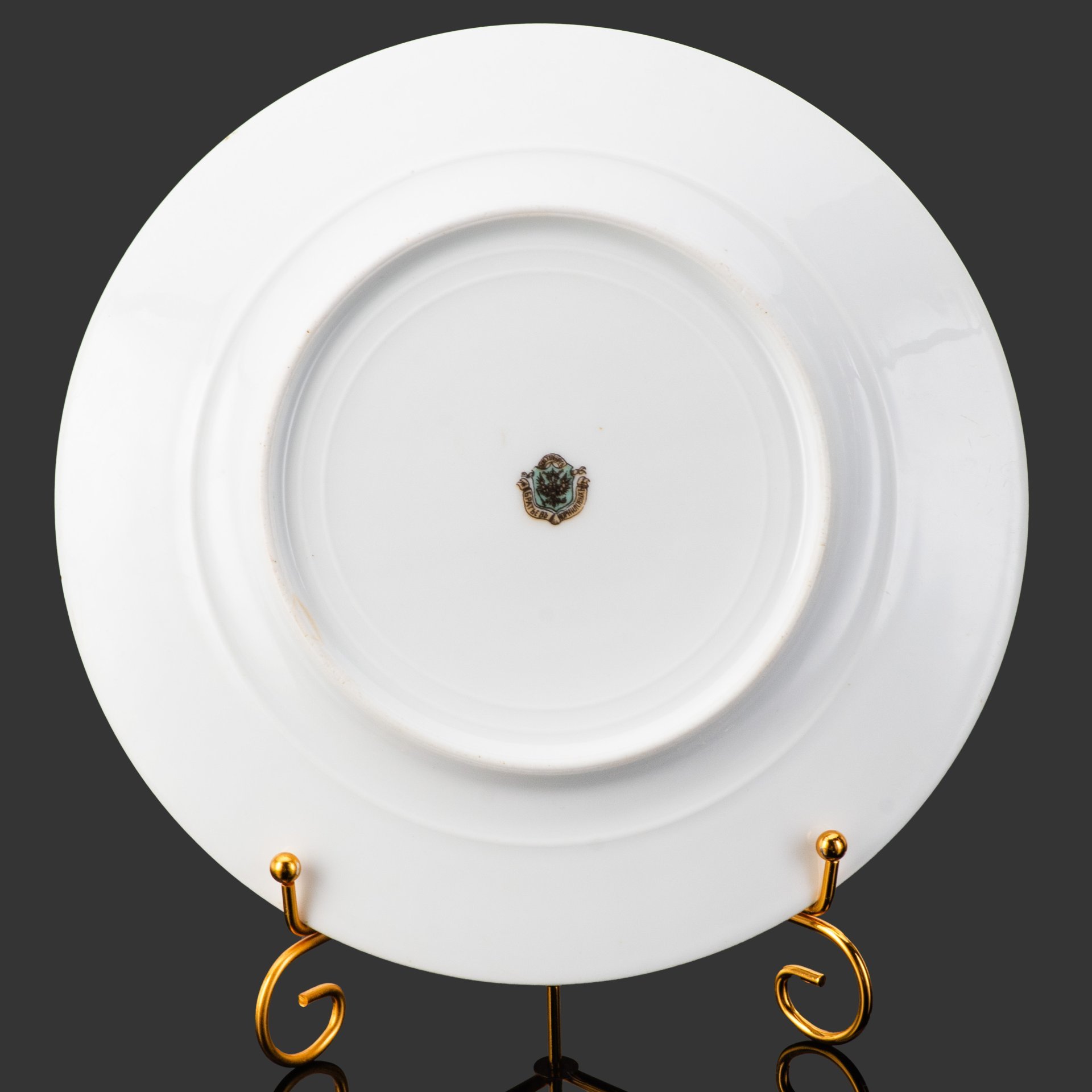 Тарелка обеденная с монограммой "М" под царской короной, фарфор, крытье, роспись, золочение, Фарфоровый завод братьев Корниловых, Российская империя, 1884-1917 гг.