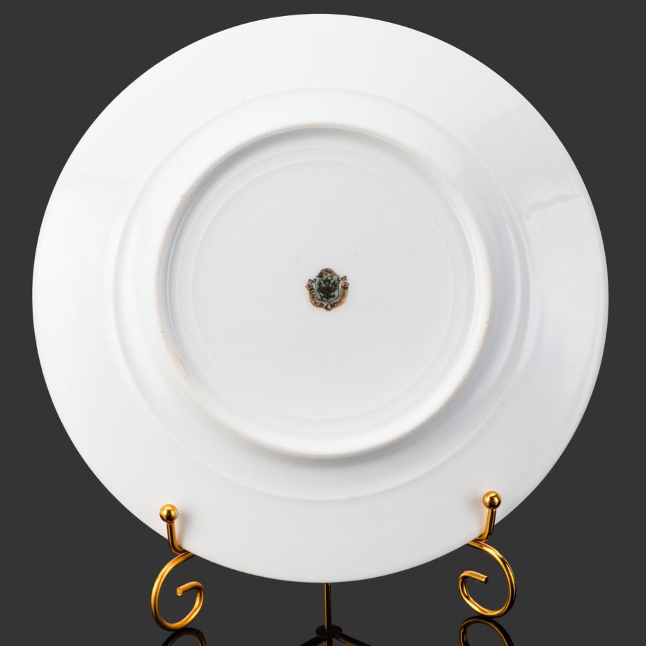 Тарелка обеденная с монограммой "М" под царской короной, фарфор, крытье, роспись, золочение, Фарфоровый завод братьев Корниловых, Российская империя, 1884-1917 гг.