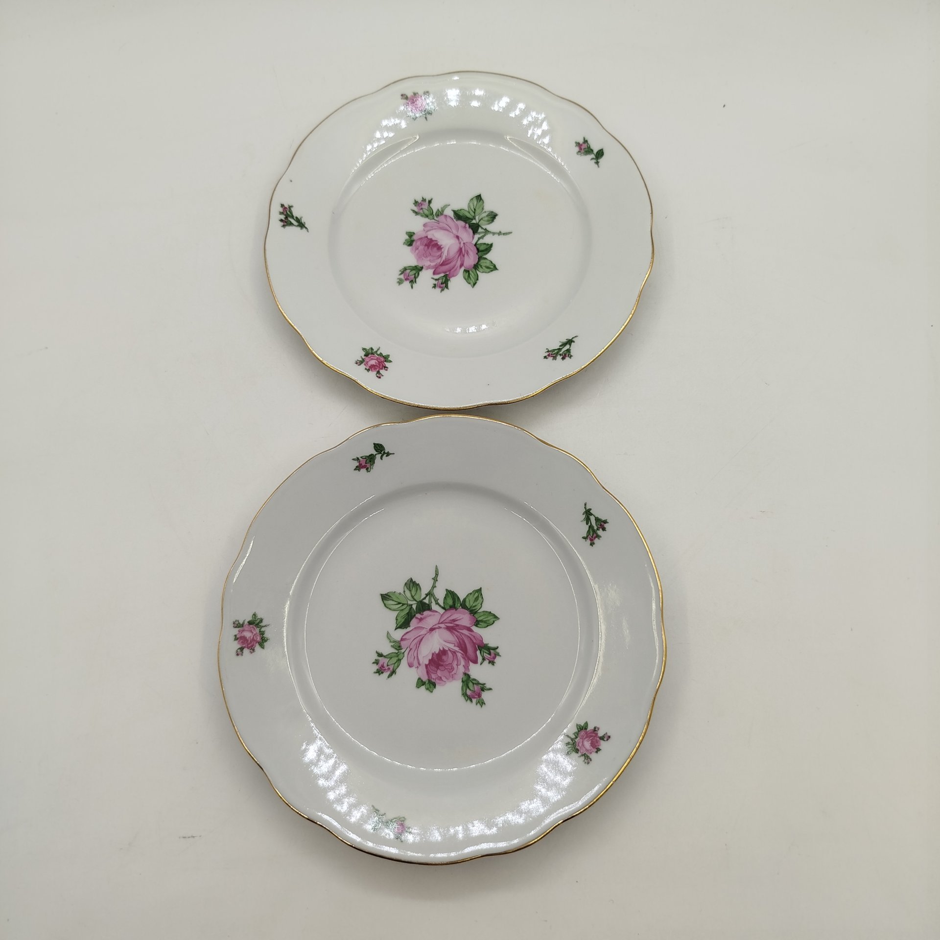 Набор из двух десертных(пирожковых) тарелок с цветочным декором, фарфор, деколь, золочение, Colditz (Кольдиц), ГДР, 1960-1980 гг.