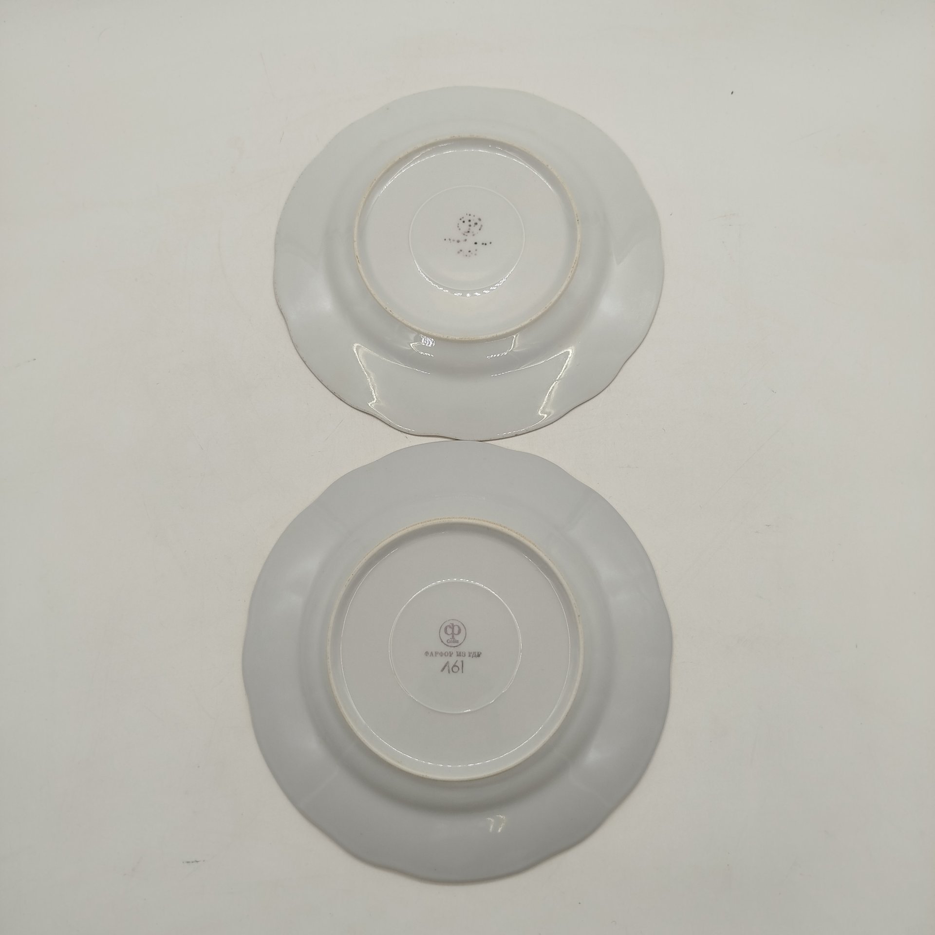 Набор из двух десертных(пирожковых) тарелок с цветочным декором, фарфор, деколь, золочение, Colditz (Кольдиц), ГДР, 1960-1980 гг.