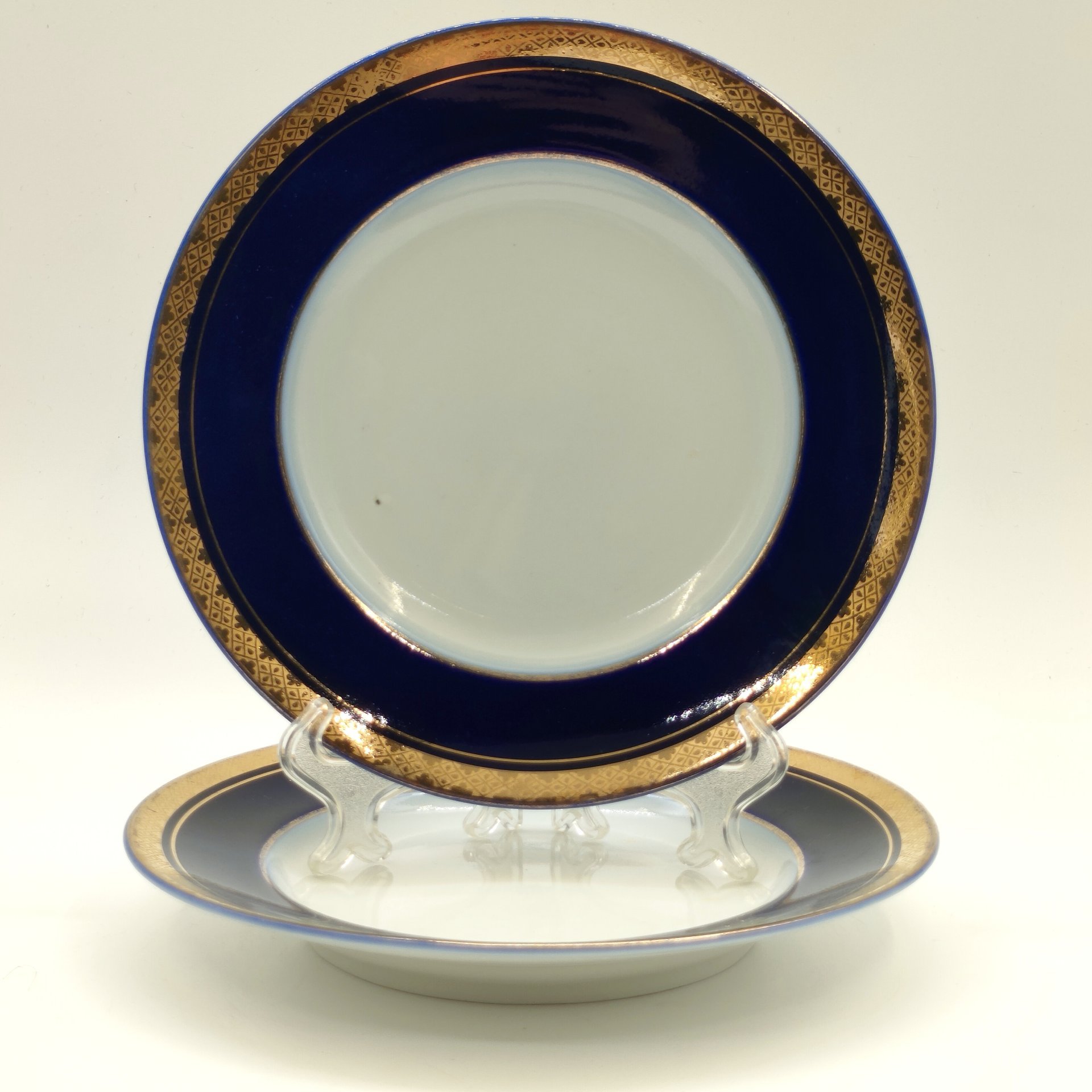 Пара десертных тарелок с орнаментальным декором, фарфор, крытье кобальтом, золочение, Ленинградский фарфоровый завод (ЛФЗ), СССР, 1960-1969 гг.