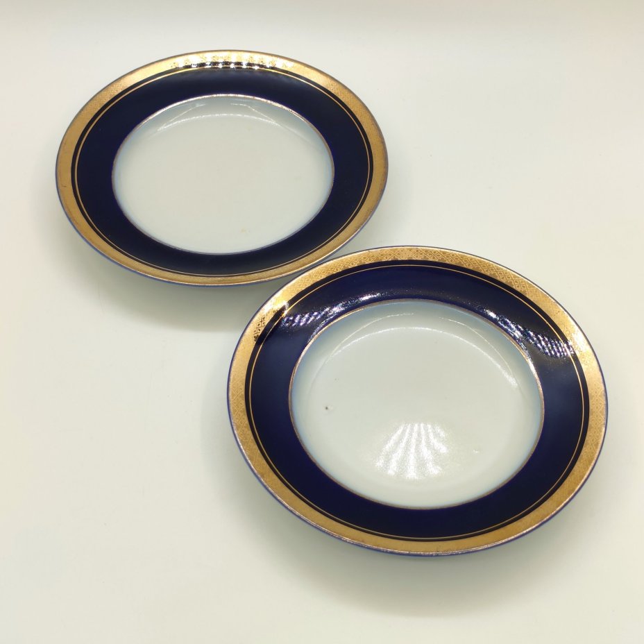 Пара десертных тарелок с орнаментальным декором, фарфор, крытье кобальтом, золочение, Ленинградский фарфоровый завод (ЛФЗ), СССР, 1960-1969 гг.