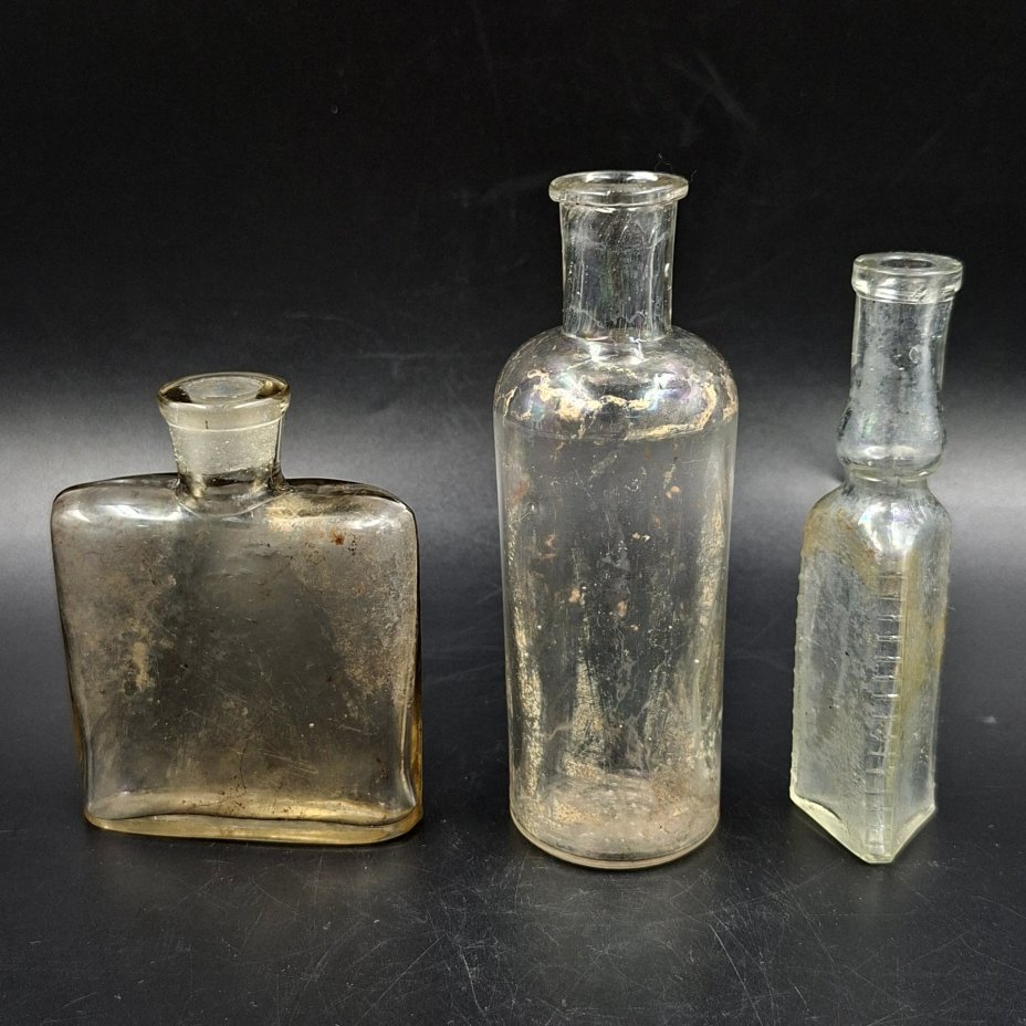 Набор из трех бесцветных флаконов различных форм