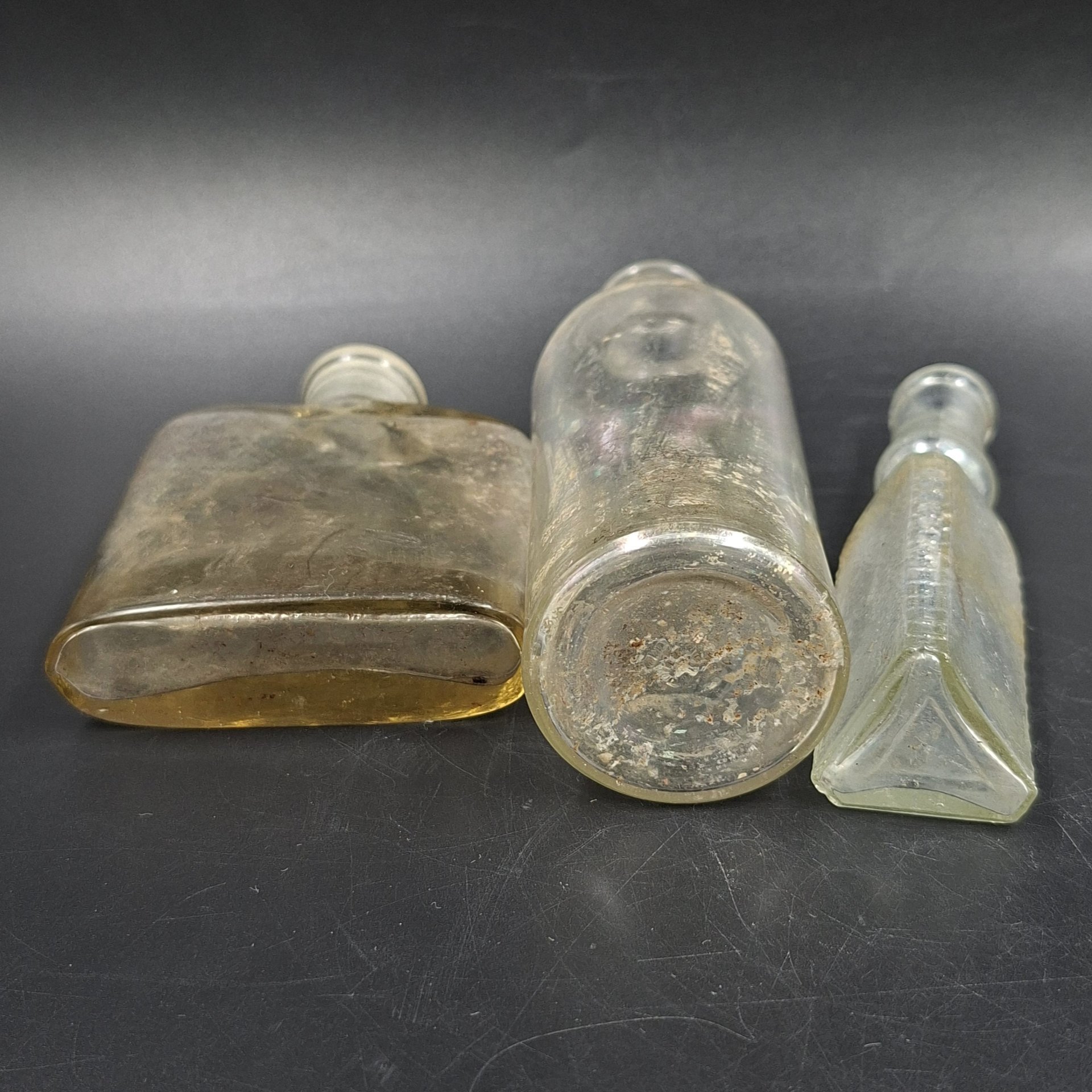 Набор из трех бесцветных флаконов различных форм