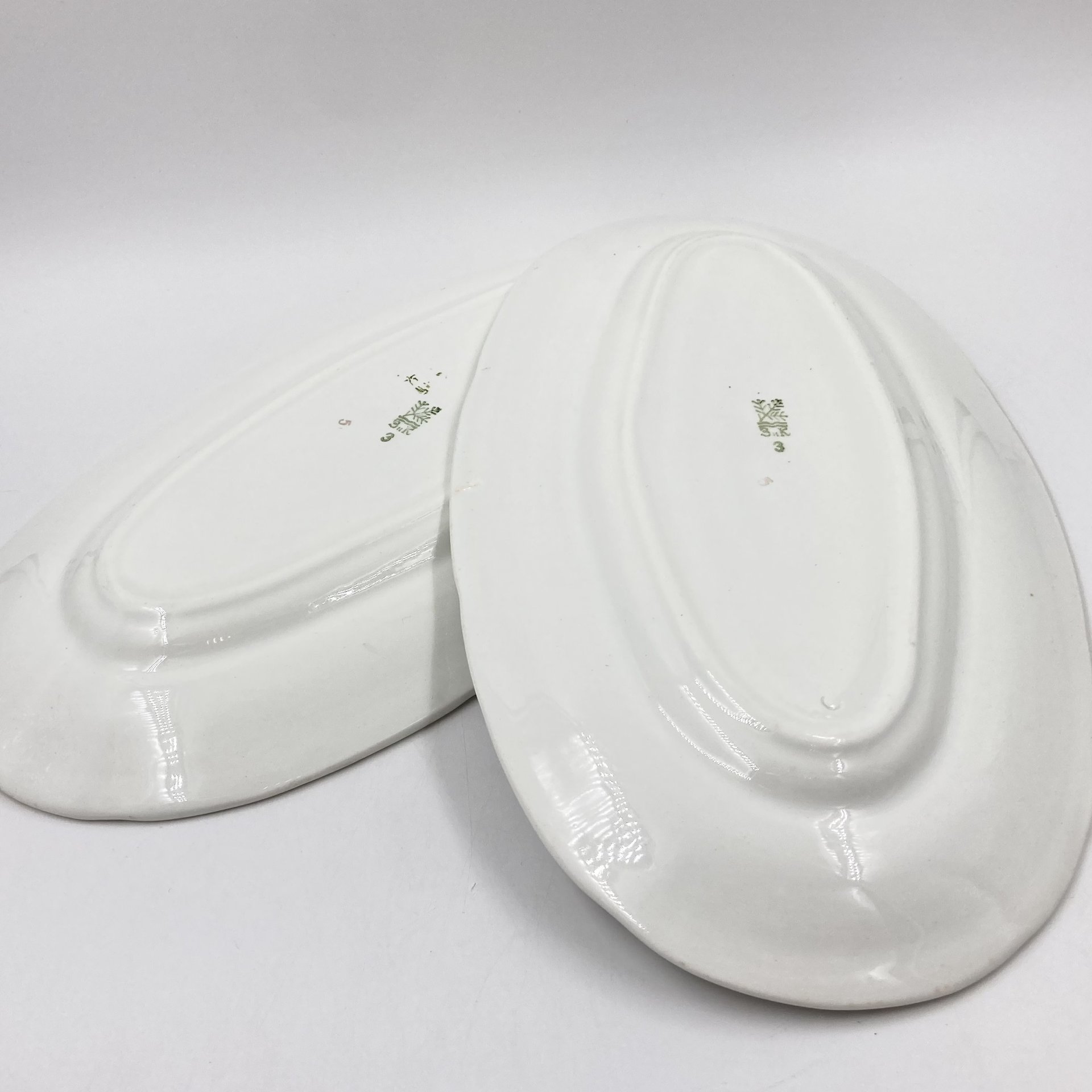 Набор из 2-х селёдочниц (сервировочных блюд) овальной формы с минималистичным декором, фаянс, золочение, Конаковский фаянсовый завод им. М.И. Калинина (ЗиК Конаково), СССР, 1962-1991 гг.
