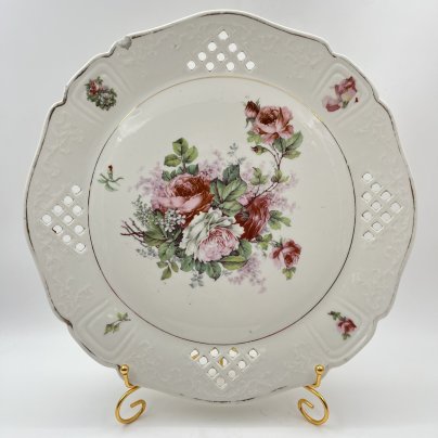 Блюдо круглой формы с прорезным бортом, украшенное изображением роз, фарфор, деколь, золочение, Западная Европа, 1900-1930 гг.