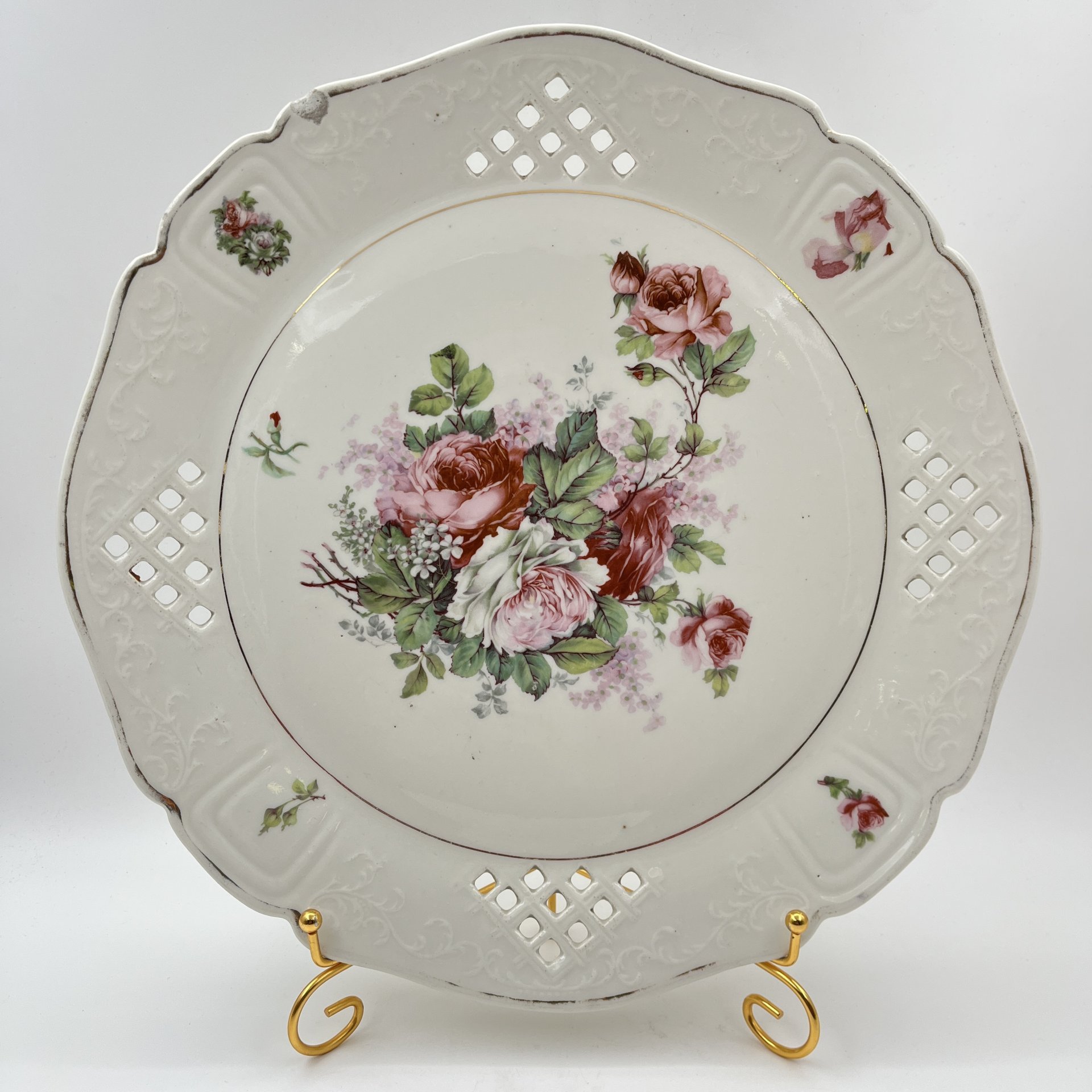 Блюдо круглой формы с прорезным бортом, украшенное изображением роз, фарфор, деколь, золочение, Западная Европа, 1900-1930 гг.