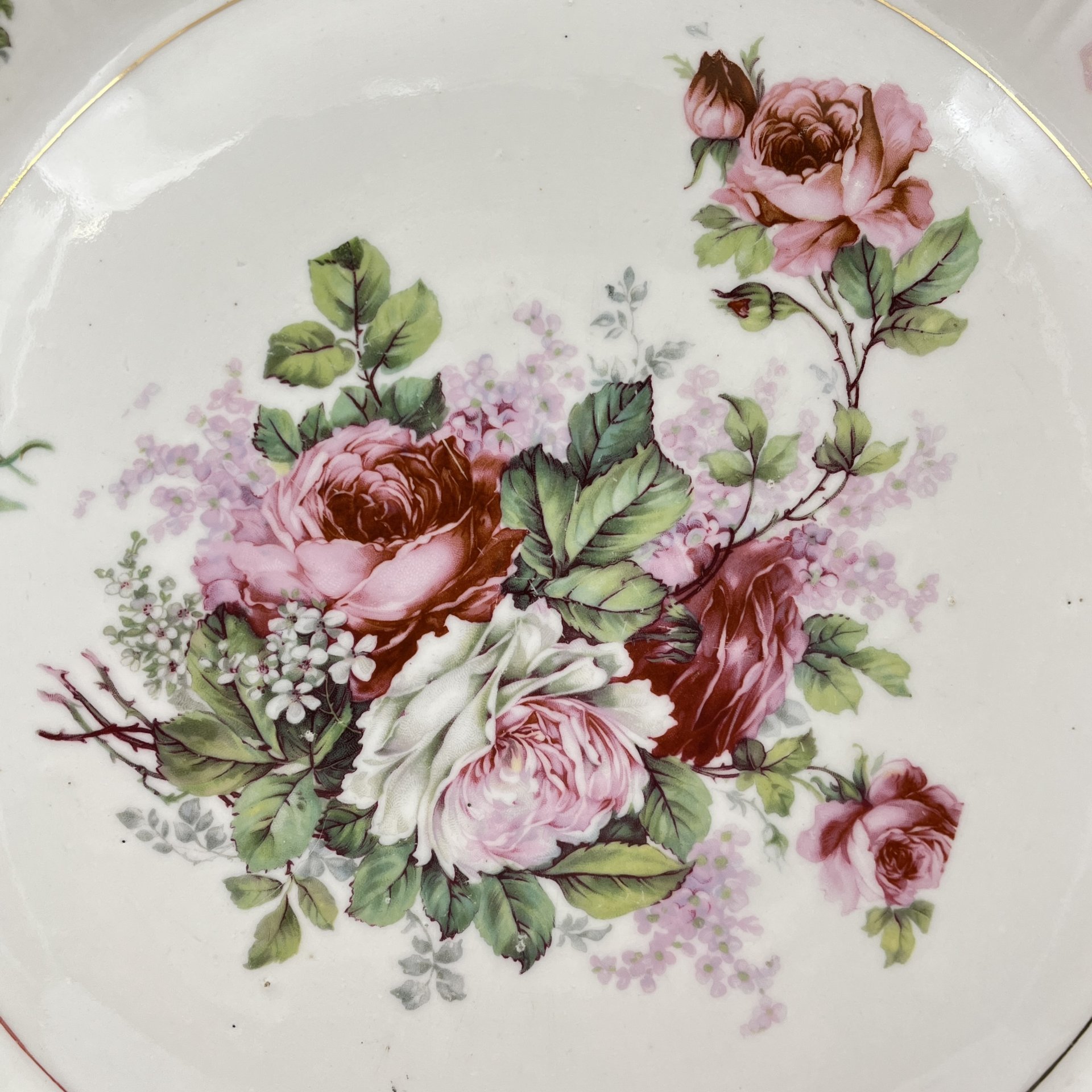 Блюдо круглой формы с прорезным бортом, украшенное изображением роз, фарфор, деколь, золочение, Западная Европа, 1900-1930 гг.