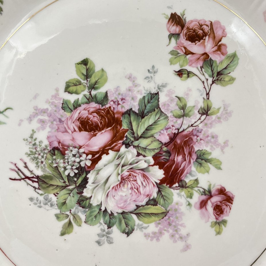 Блюдо круглой формы с прорезным бортом, украшенное изображением роз