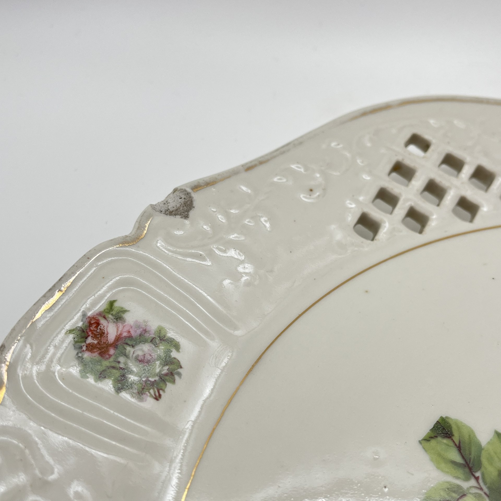 Блюдо круглой формы с прорезным бортом, украшенное изображением роз, фарфор, деколь, золочение, Западная Европа, 1900-1930 гг.