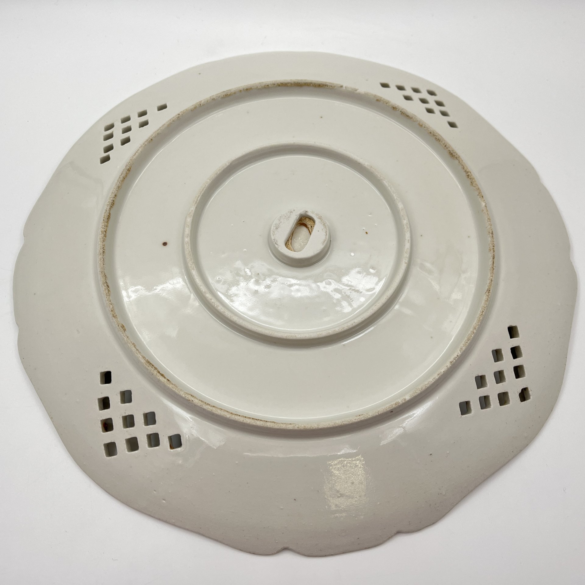 Блюдо круглой формы с прорезным бортом, украшенное изображением роз, фарфор, деколь, золочение, Западная Европа, 1900-1930 гг.