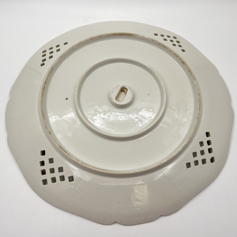 Блюдо круглой формы с прорезным бортом, украшенное изображением роз