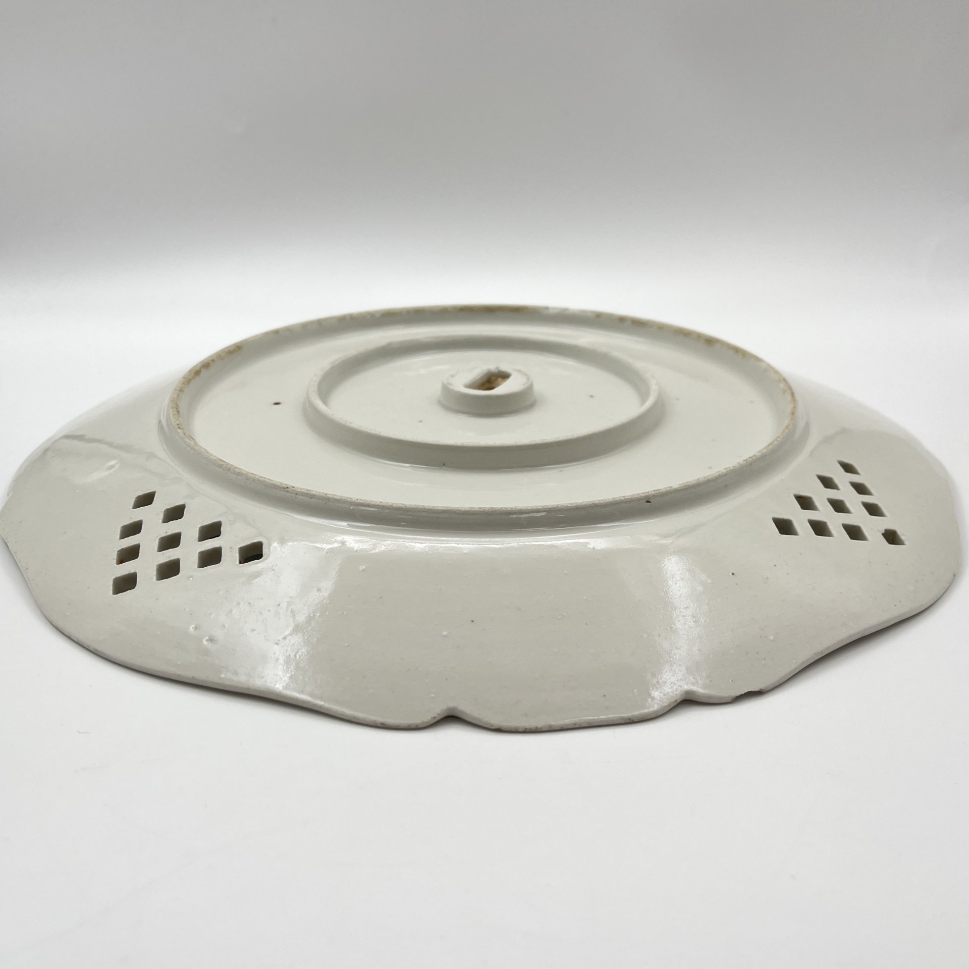 Блюдо круглой формы с прорезным бортом, украшенное изображением роз, фарфор, деколь, золочение, Западная Европа, 1900-1930 гг.