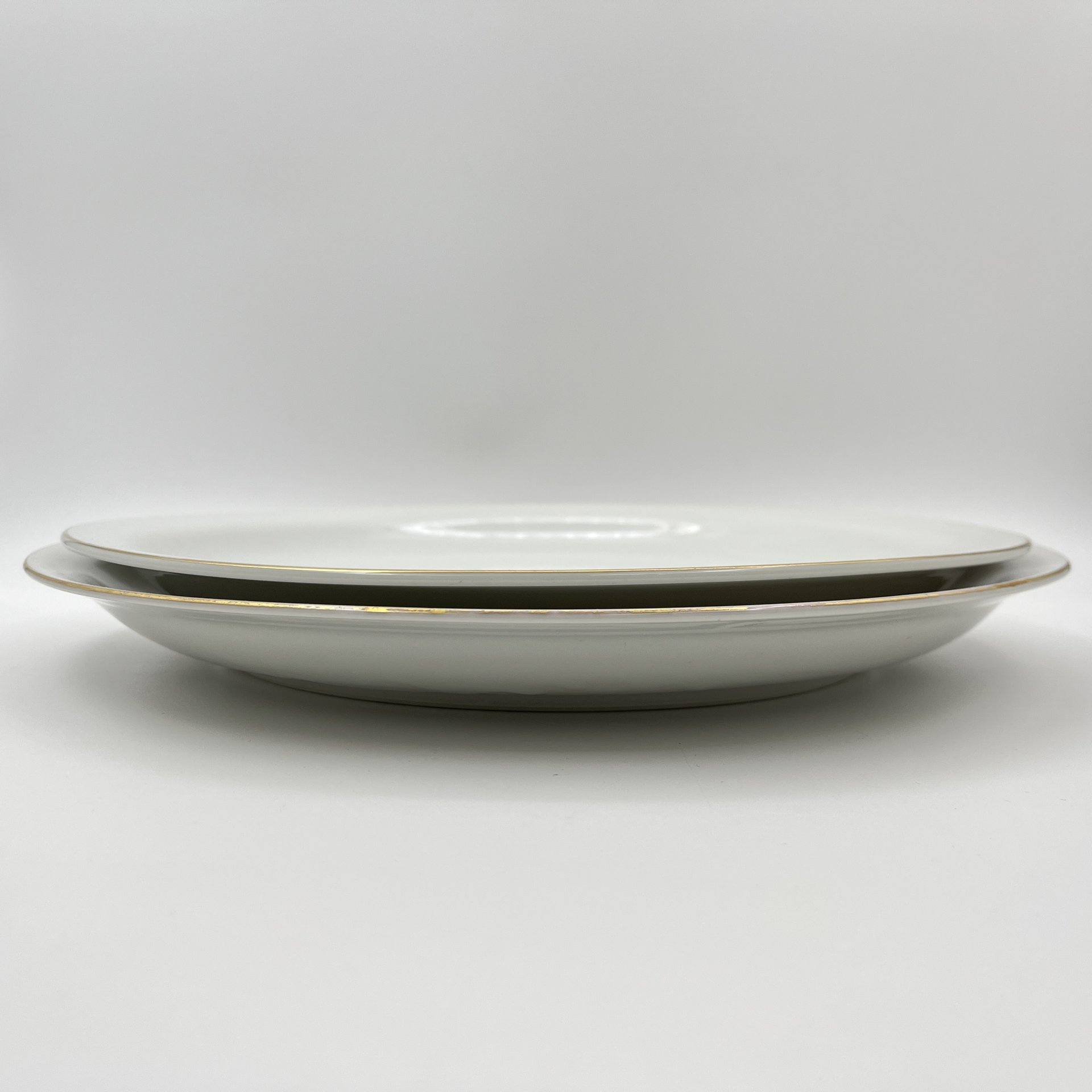 Набор из 2-х больших круглых блюд, украшенных изображением полевых цветов, Porzellanwerke Könitz (OPK), фарфор, деколь, золочение, ГДР, 1954-1962 гг.