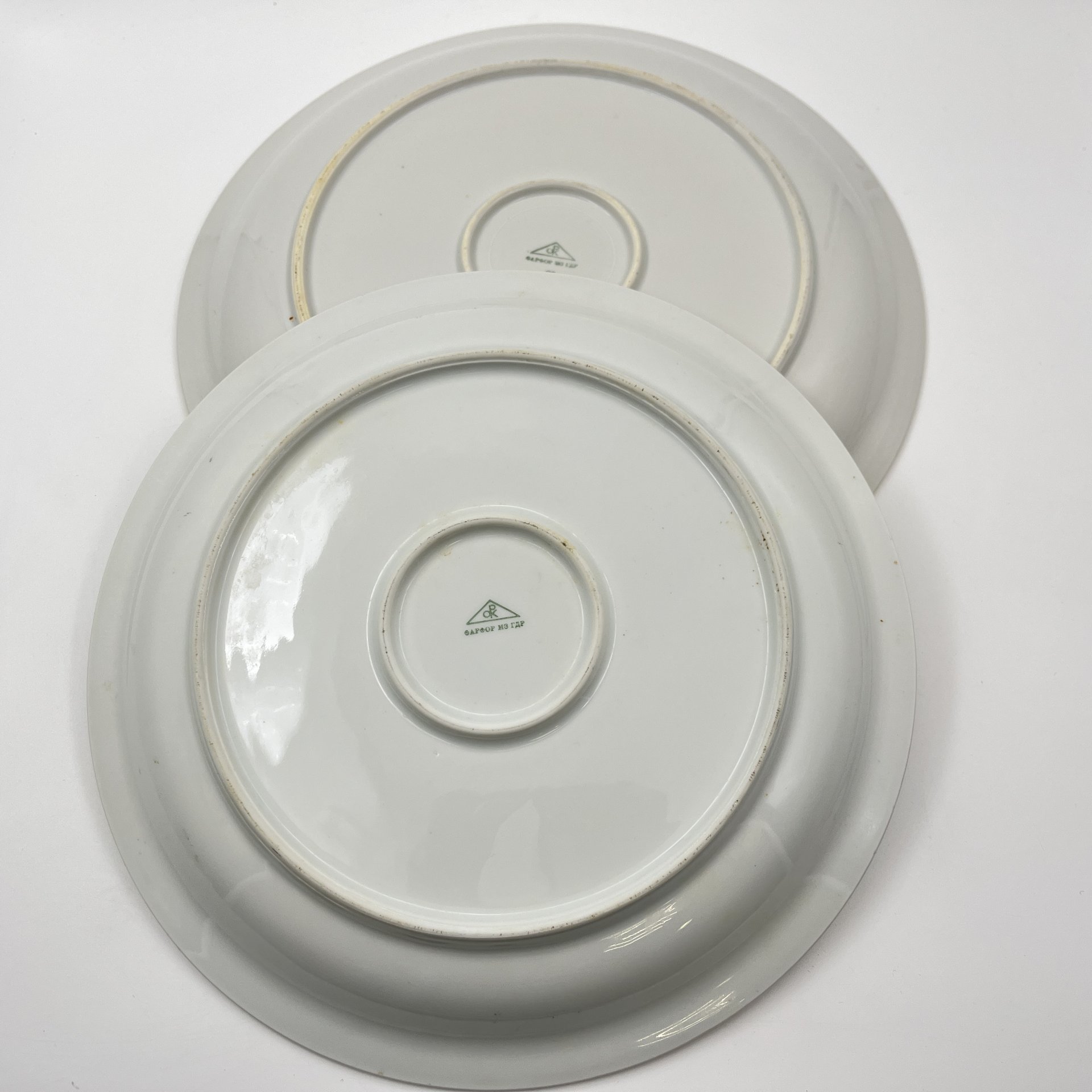 Набор из 2-х больших круглых блюд, украшенных изображением полевых цветов, Porzellanwerke Könitz (OPK), фарфор, деколь, золочение, ГДР, 1954-1962 гг.