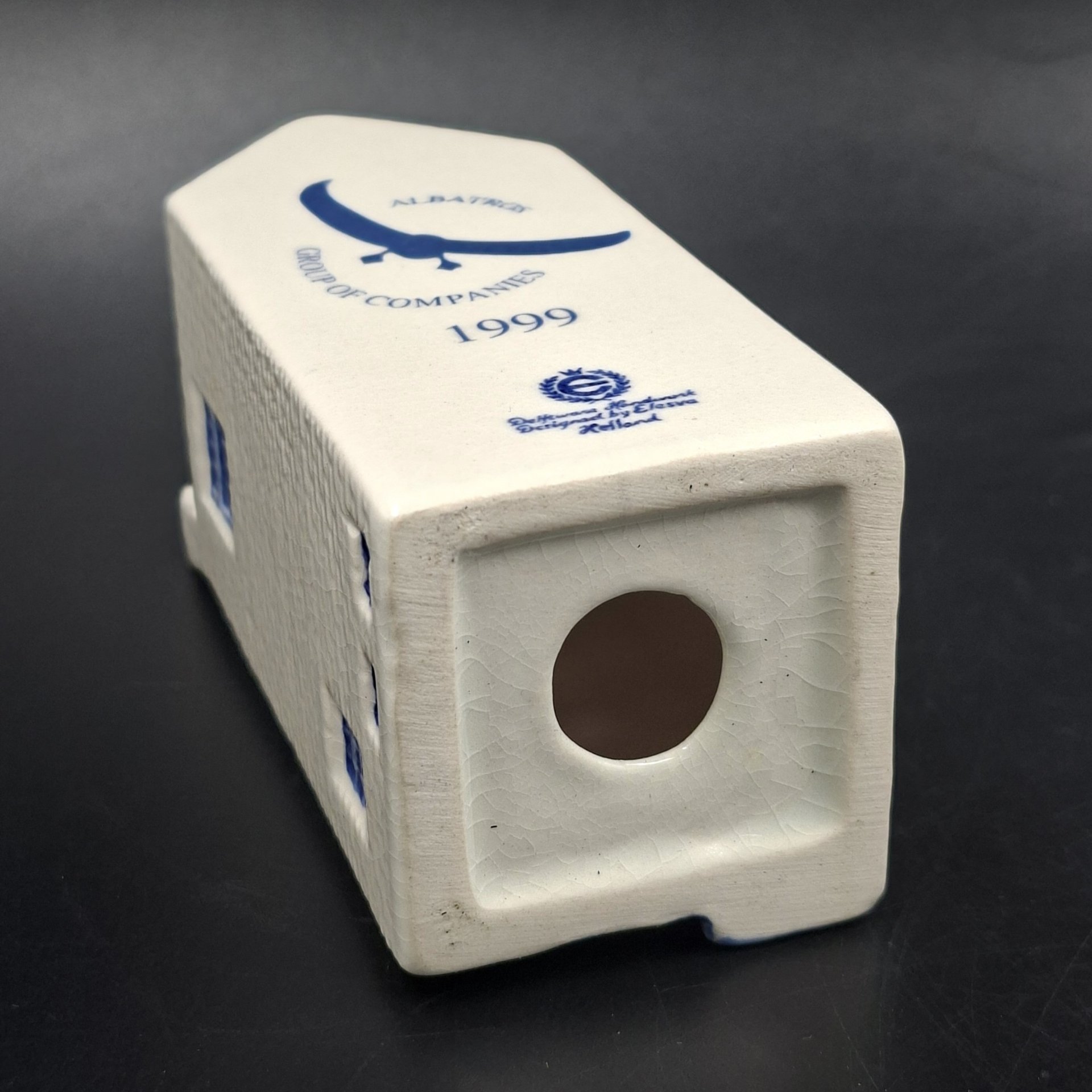 Статуэтка (сувенир) в виде домика в Амстердаме, фирма "Elesva", с логотипом компании "Albatros", фарфор, роспись, Нидерланды, 1999 г.