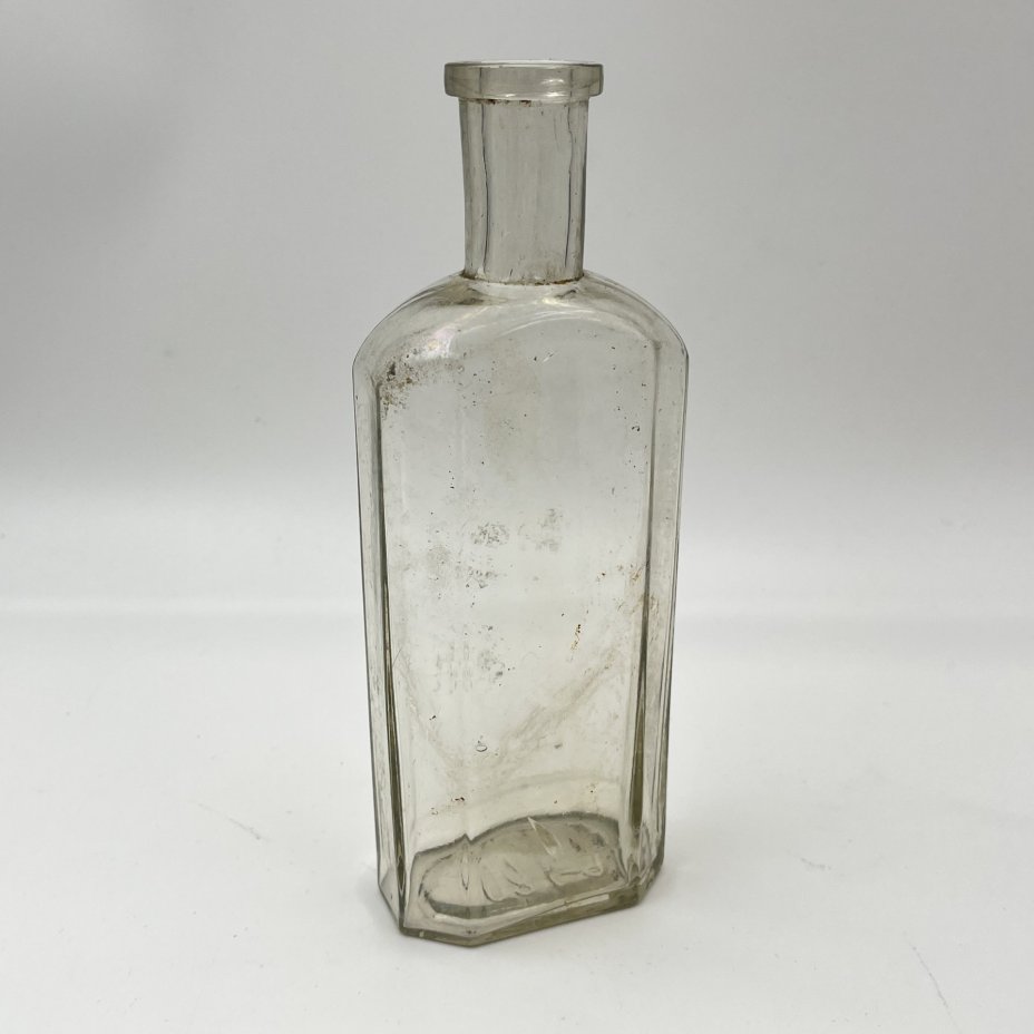 Флакон бесцветный уплощенной формы, стекло, Европа, 1900-1940 гг.