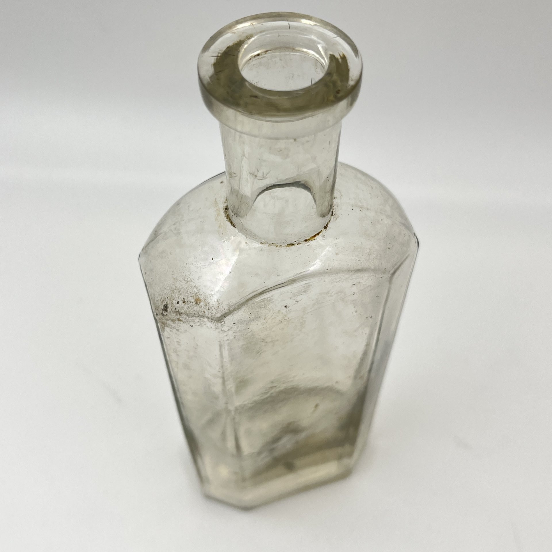 Флакон бесцветный уплощенной формы, стекло, Европа, 1900-1940 гг.