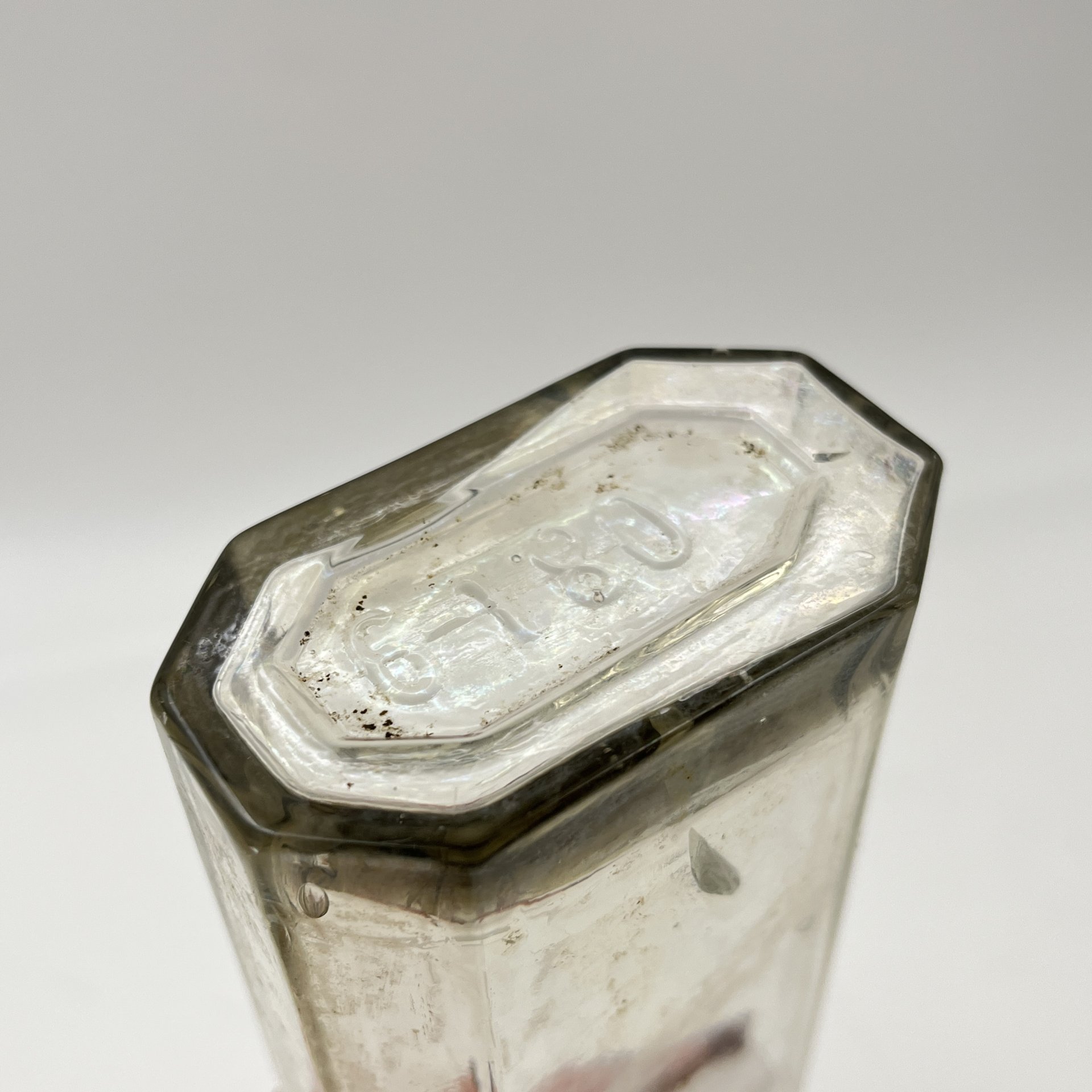 Флакон бесцветный уплощенной формы, стекло, Европа, 1900-1940 гг.