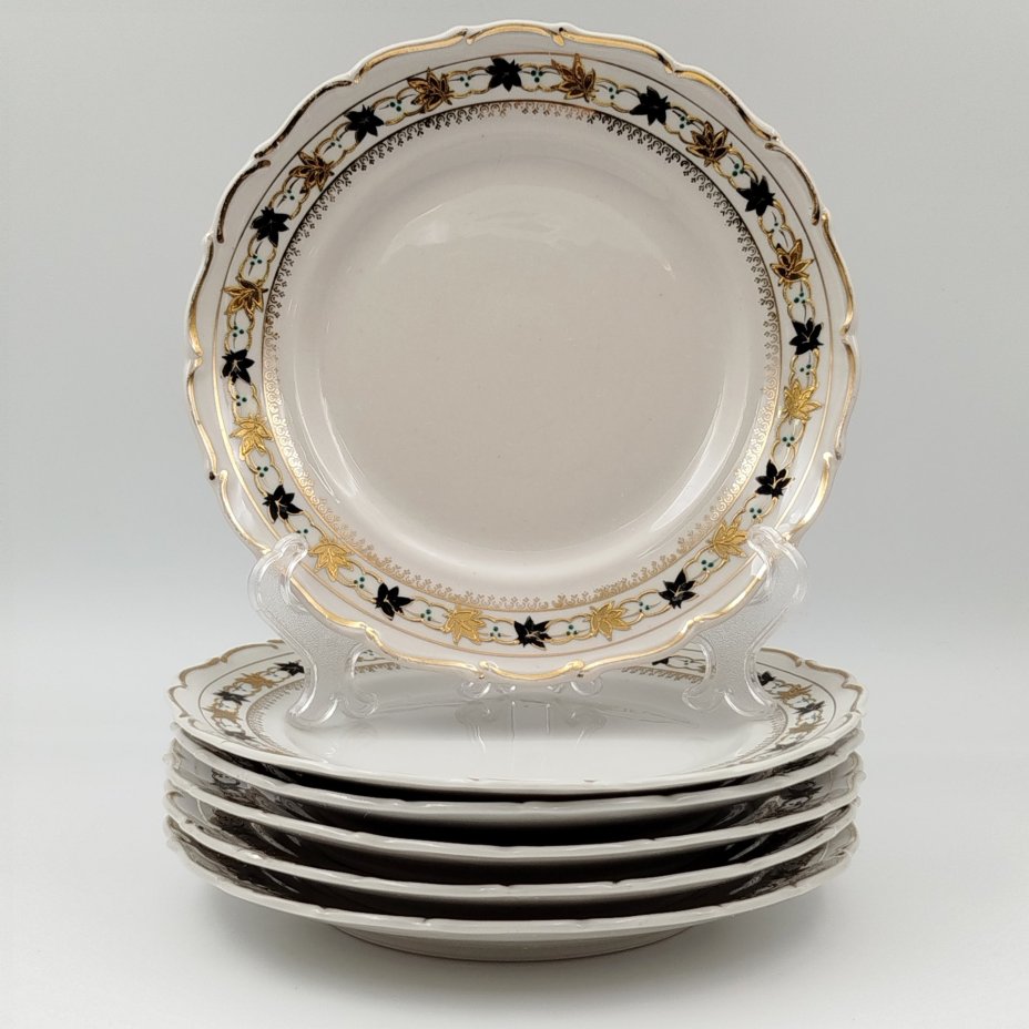 Набор десертных тарелок на 6 персон с растительным декором на канте, фарфор, роспись, золочение, Коростенский фарфоровый завод (КФЗ), СССР, 1955-1962 гг.