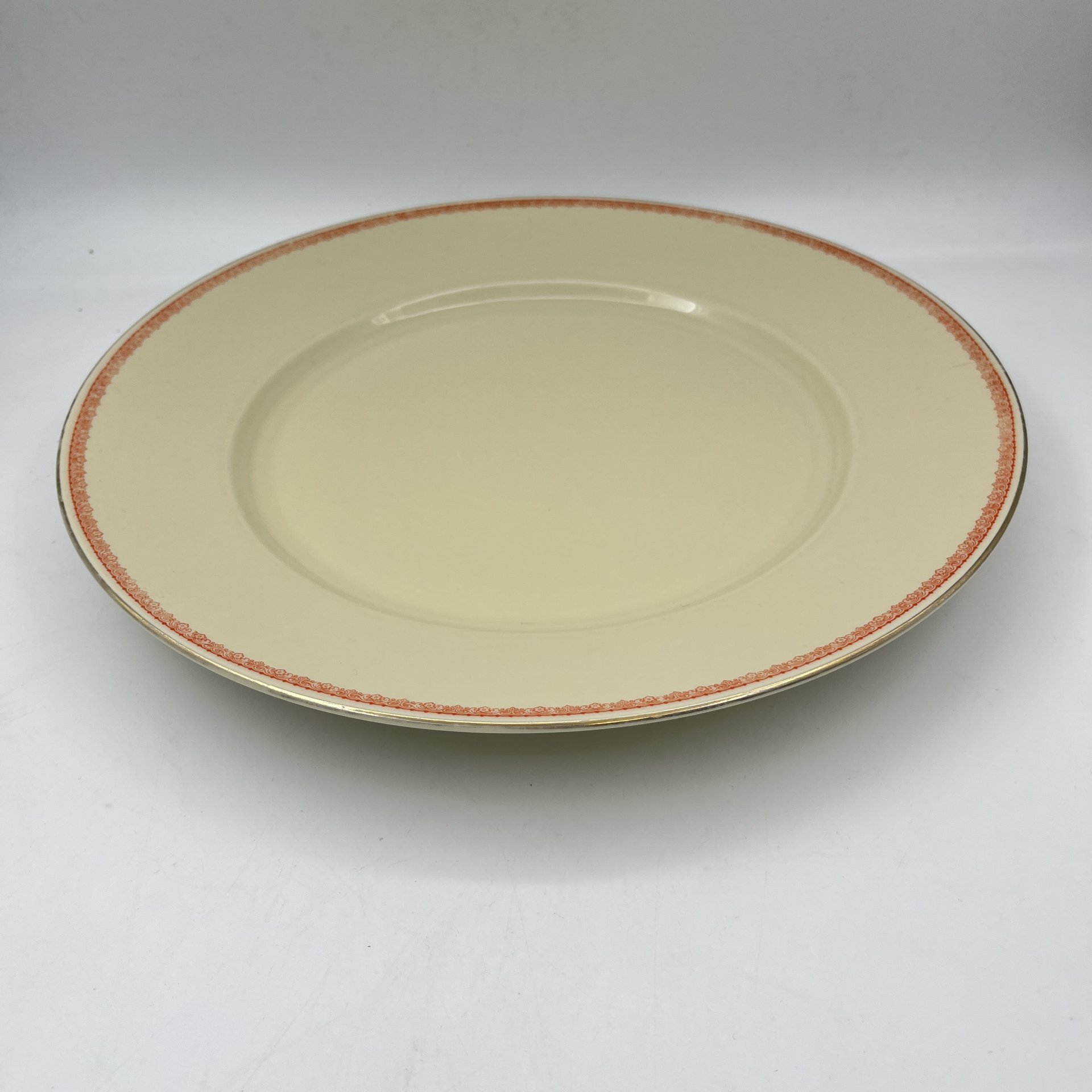 Блюдо сервировочное, круглой формы, украшенное растительным декором, фарфор, деколь, золочение, Германия, 1941 г.