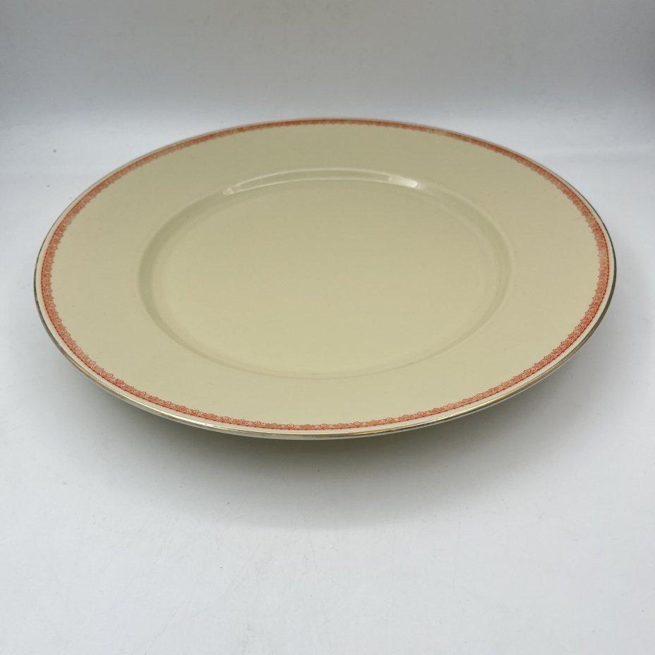 Блюдо сервировочное, круглой формы, украшенное растительным декором