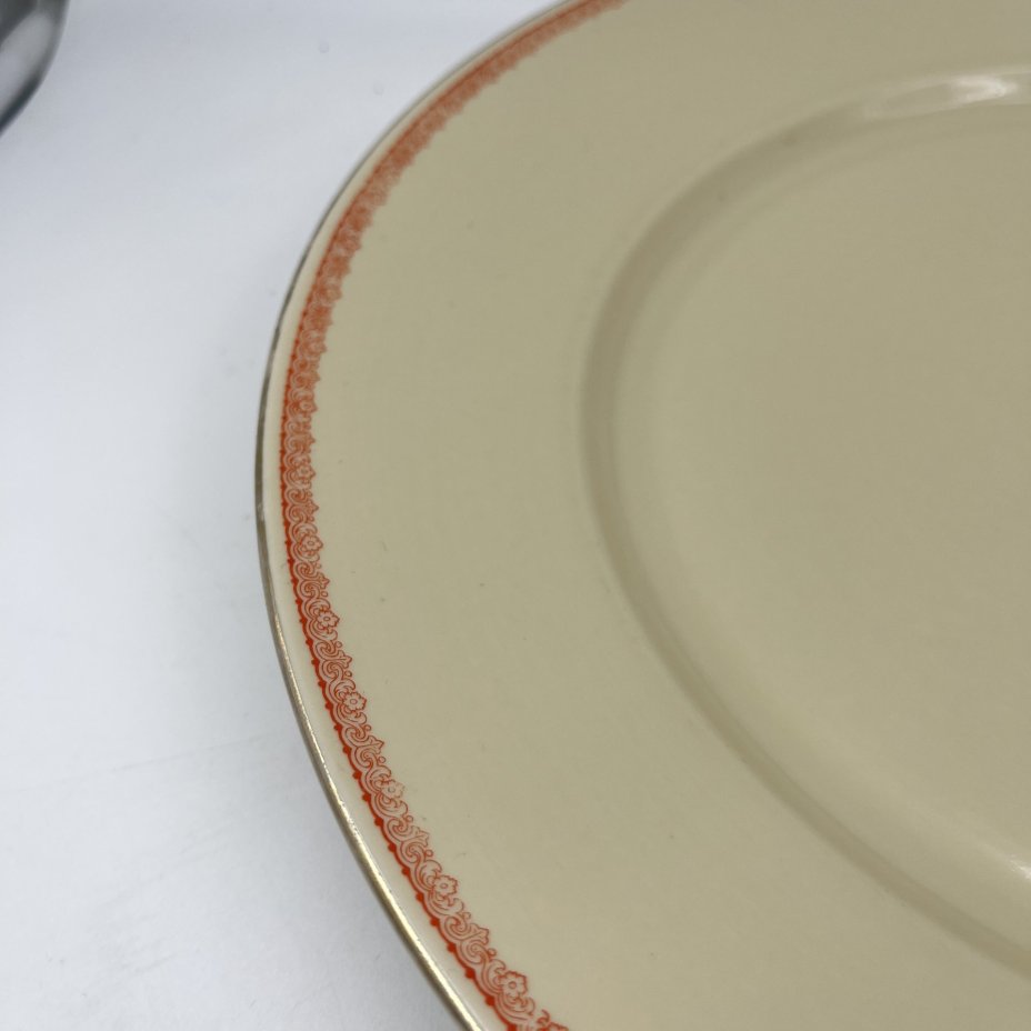 Блюдо сервировочное, круглой формы, украшенное растительным декором